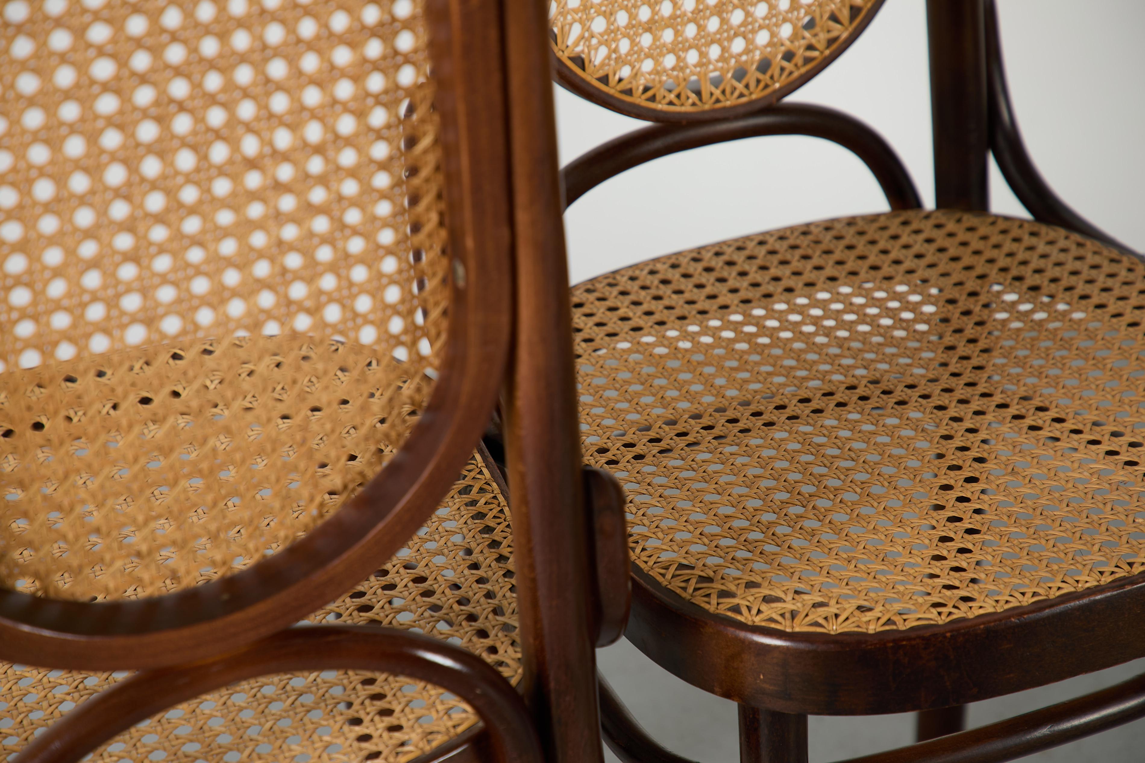 Set aus 4 Thonet Stühlen mit hoher Rückenlehne und Rohrsesseln im Angebot 4