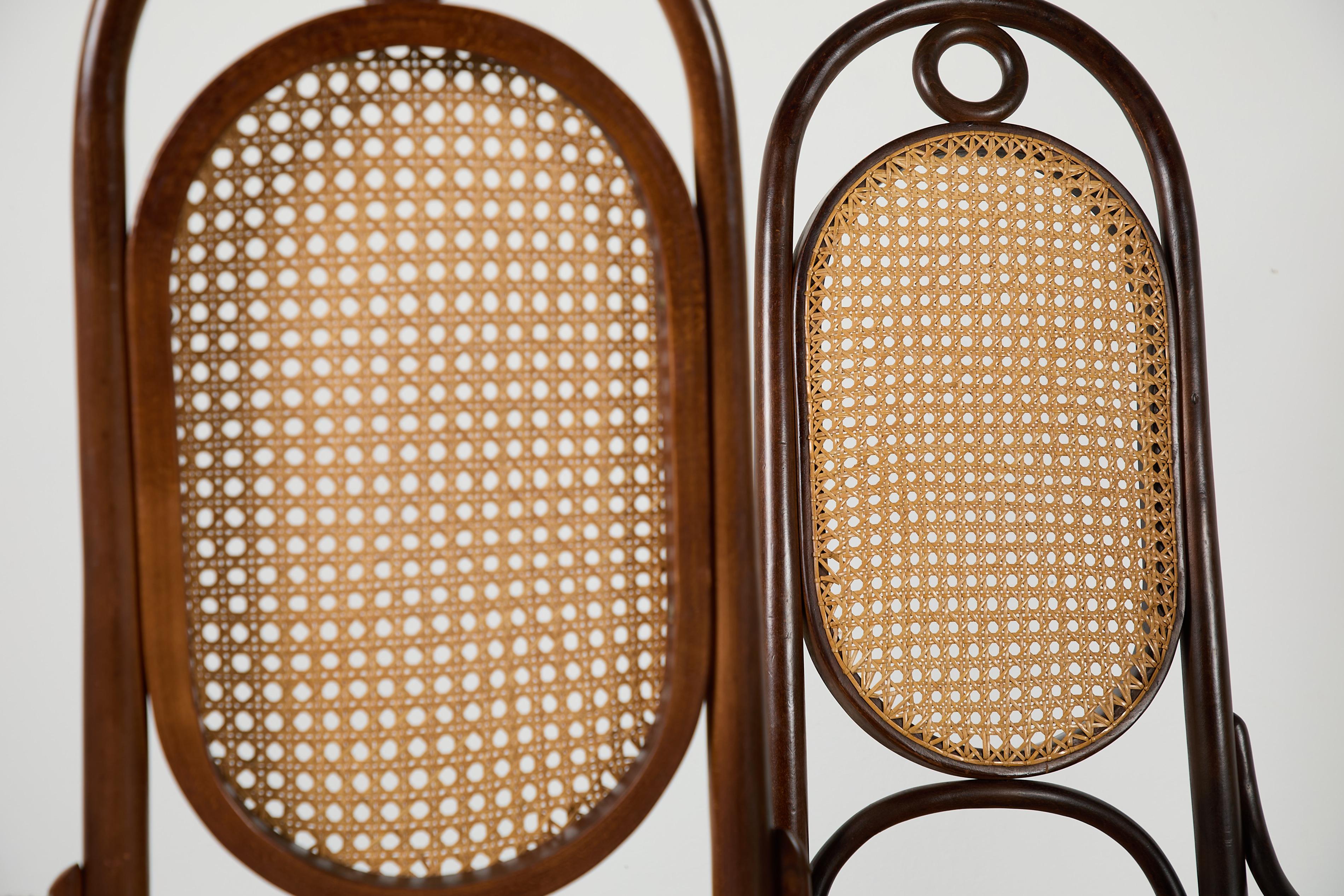 Set aus 4 Thonet Stühlen mit hoher Rückenlehne und Rohrsesseln im Angebot 6