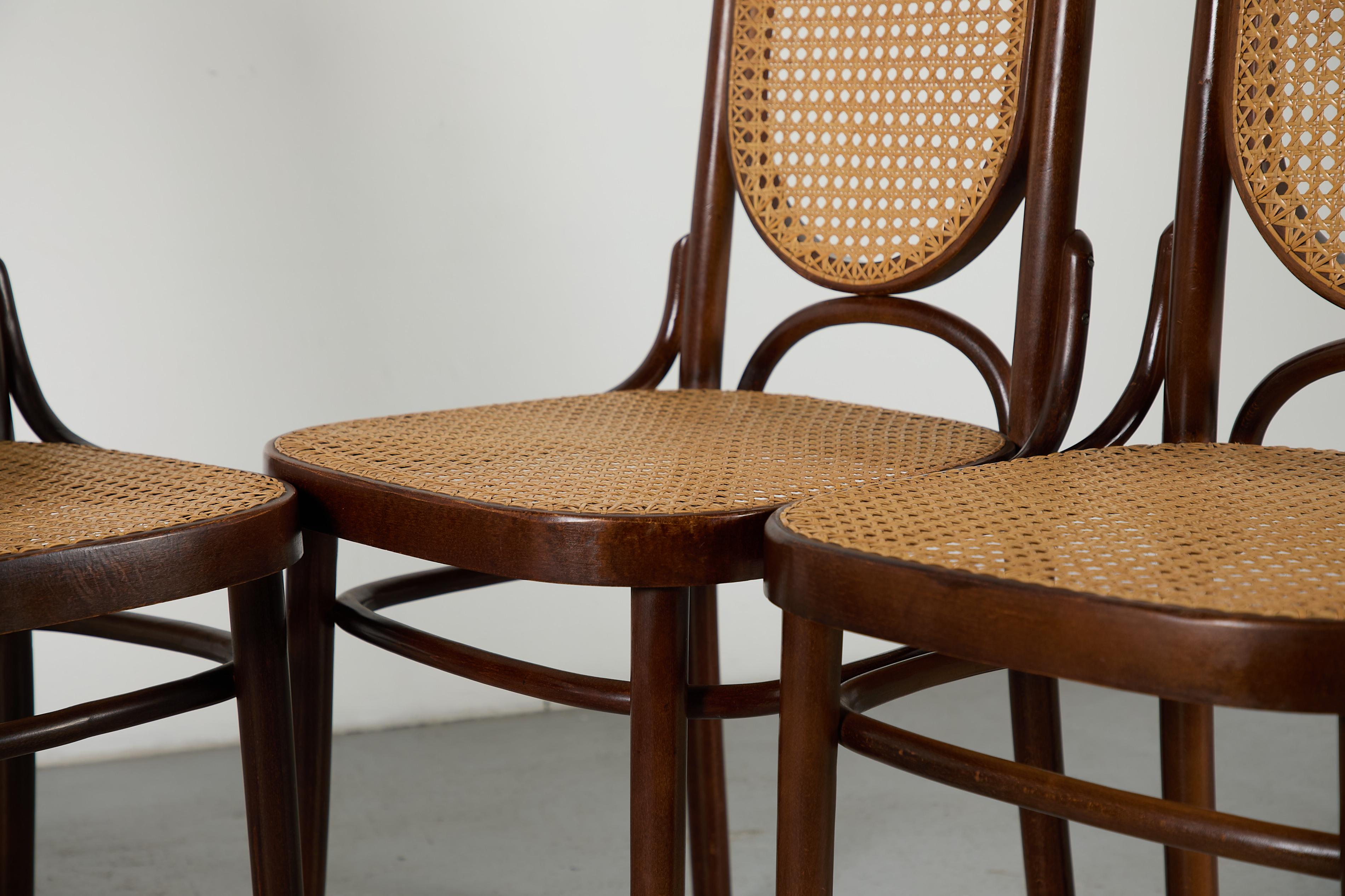 Set aus 4 Thonet Stühlen mit hoher Rückenlehne und Rohrsesseln im Angebot 7
