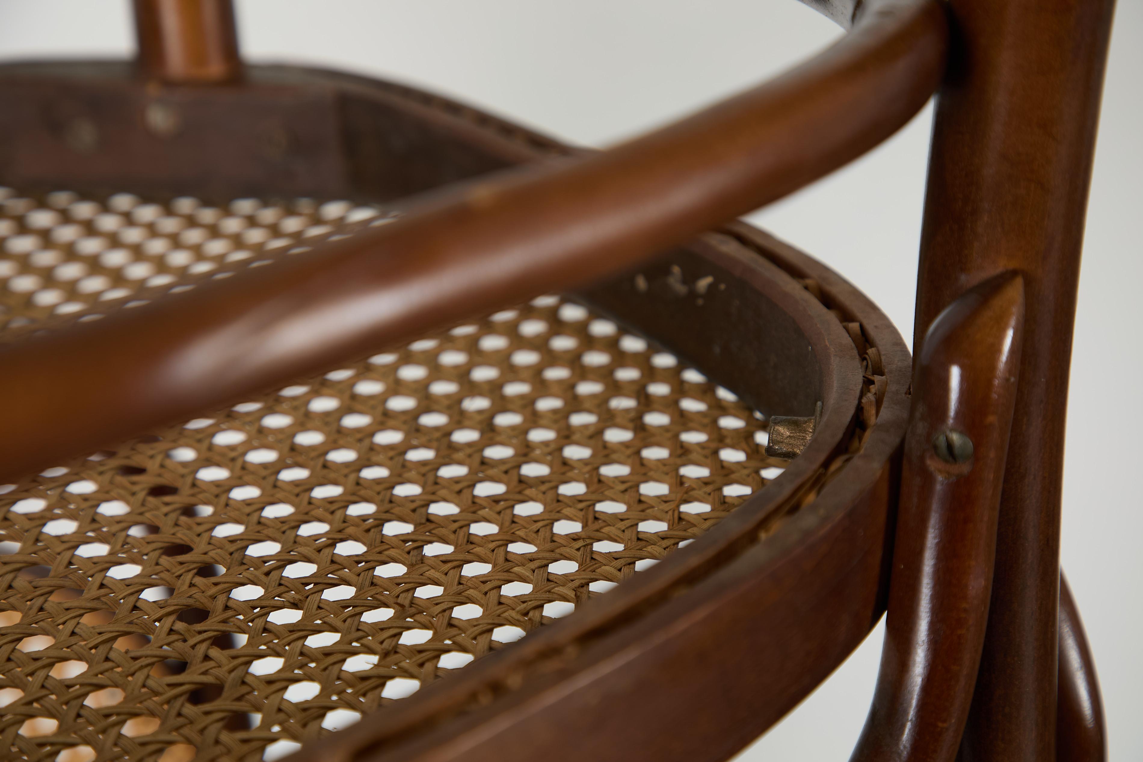 Set aus 4 Thonet Stühlen mit hoher Rückenlehne und Rohrsesseln im Angebot 9