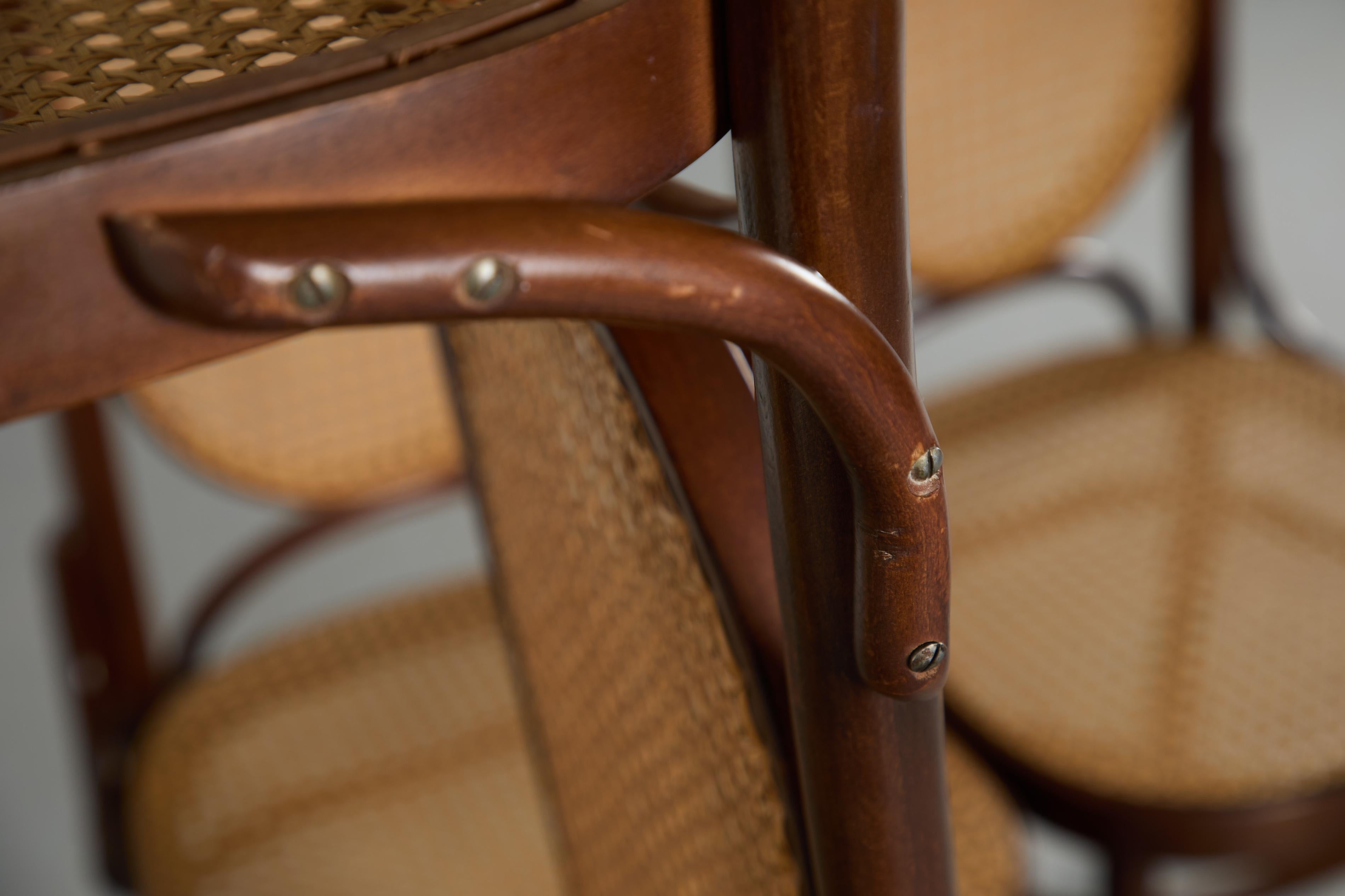 Set aus 4 Thonet Stühlen mit hoher Rückenlehne und Rohrsesseln im Angebot 10