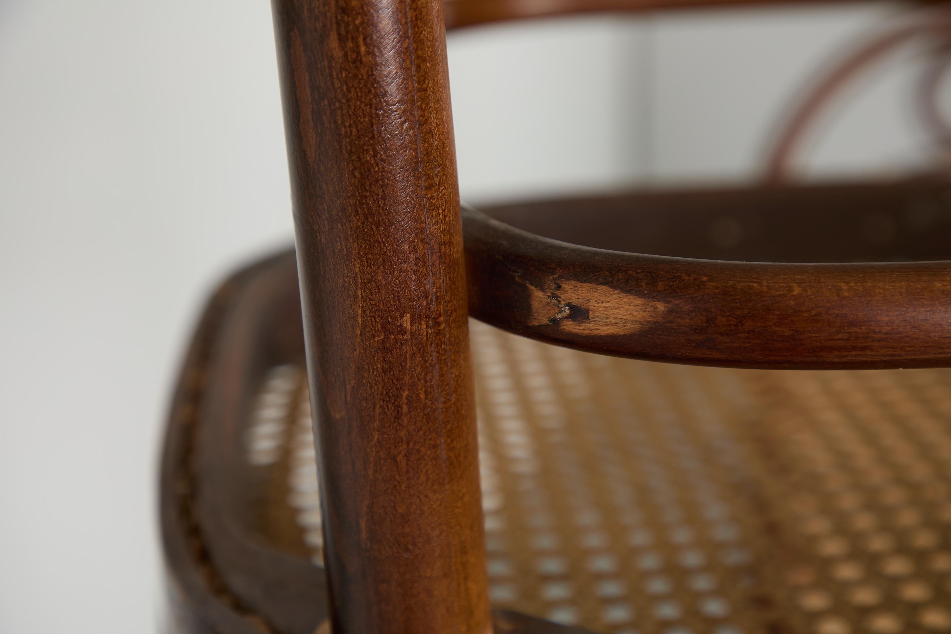 Set aus 4 Thonet Stühlen mit hoher Rückenlehne und Rohrsesseln im Angebot 11