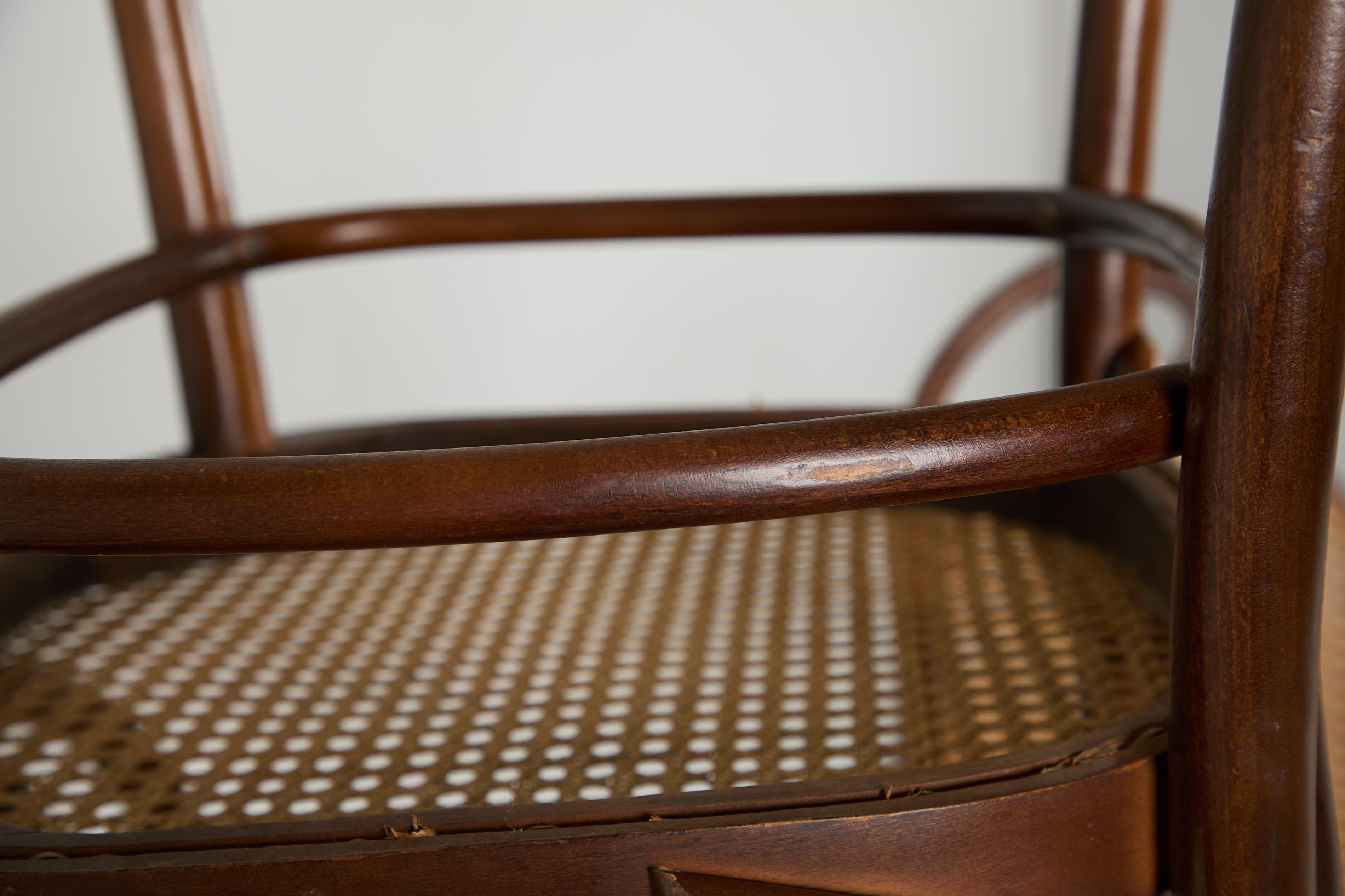 Set aus 4 Thonet Stühlen mit hoher Rückenlehne und Rohrsesseln im Angebot 12