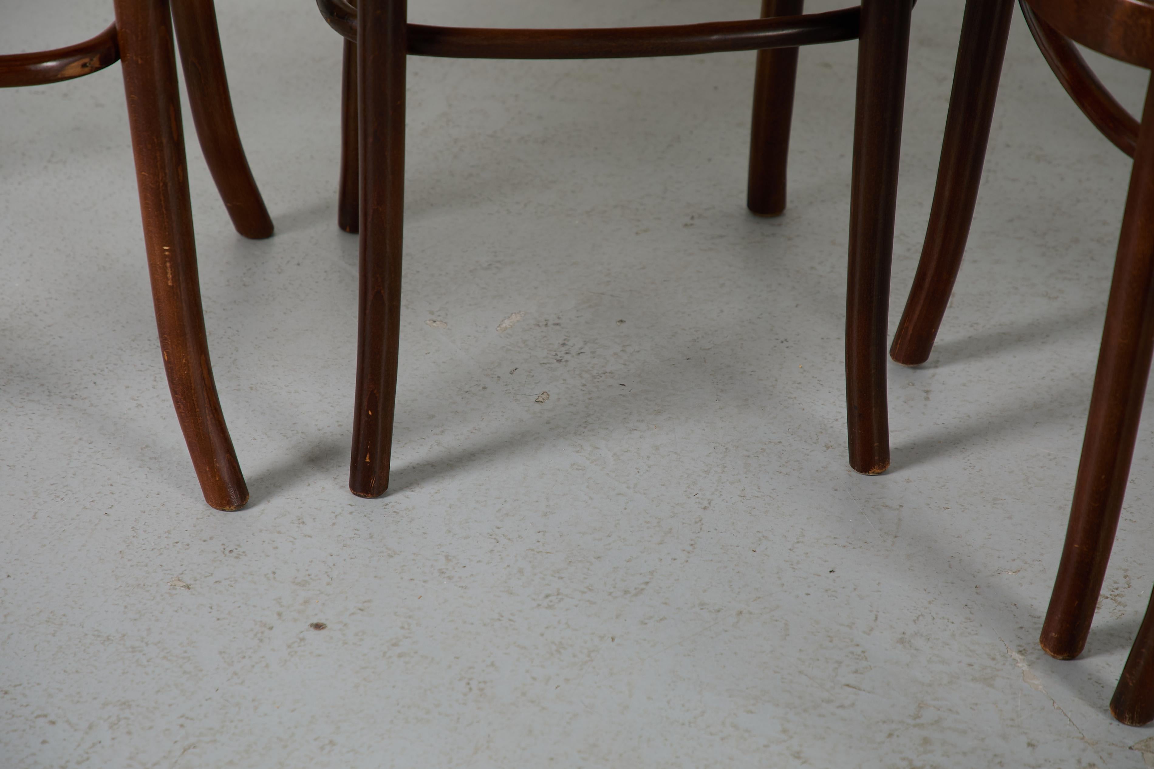 Set aus 4 Thonet Stühlen mit hoher Rückenlehne und Rohrsesseln im Angebot 13