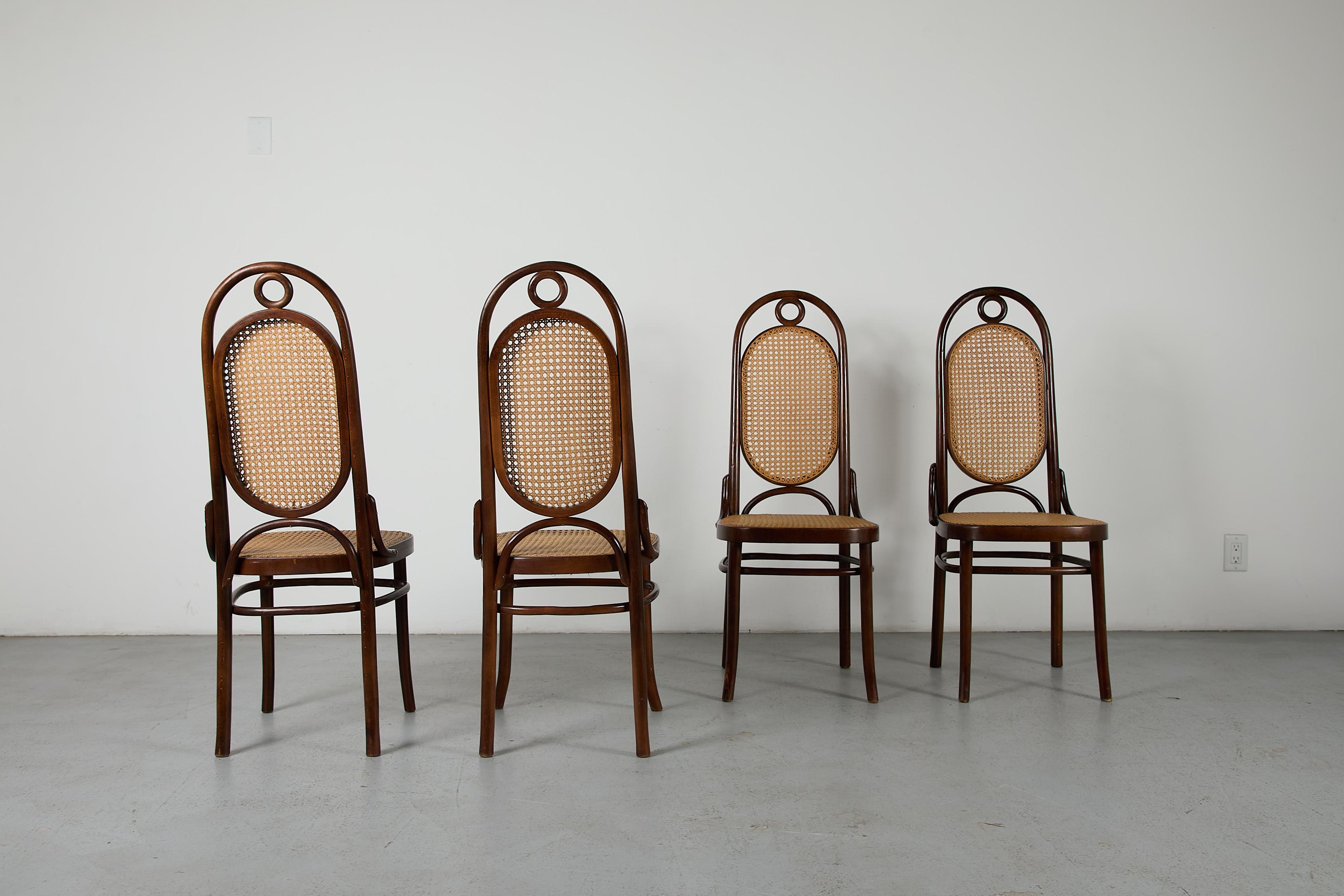Set aus 4 Thonet Stühlen mit hoher Rückenlehne und Rohrsesseln (Moderne der Mitte des Jahrhunderts) im Angebot