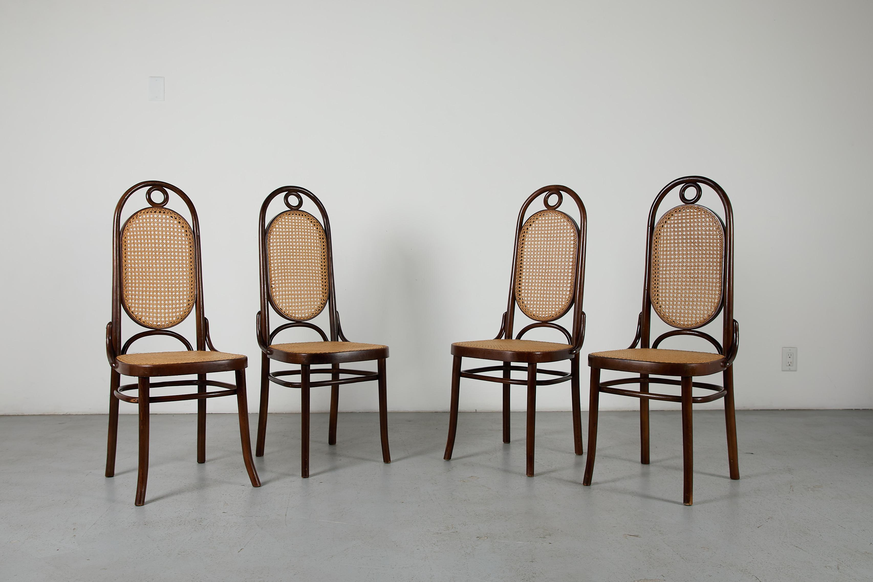 Set aus 4 Thonet Stühlen mit hoher Rückenlehne und Rohrsesseln (Österreichisch) im Angebot