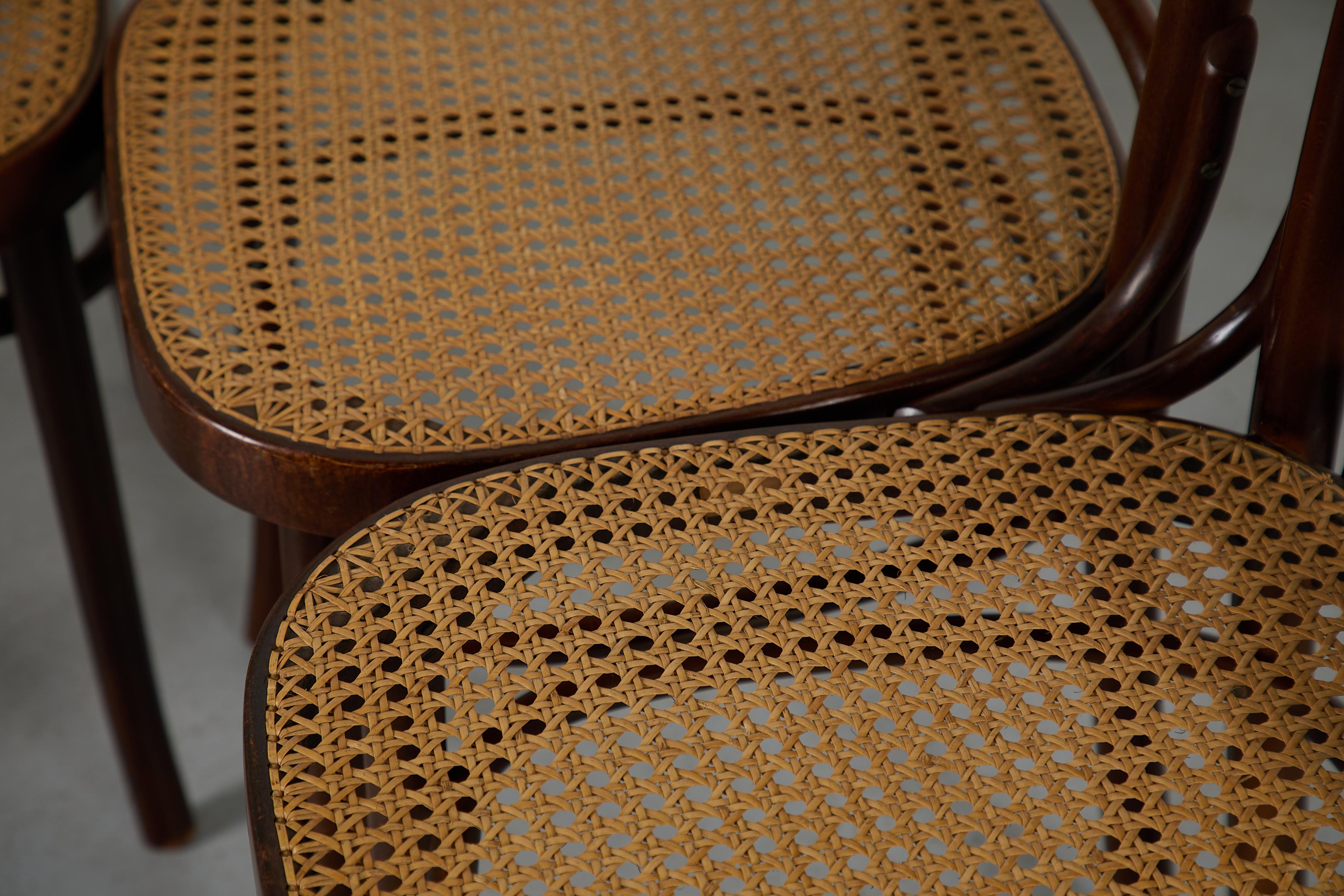 Set aus 4 Thonet Stühlen mit hoher Rückenlehne und Rohrsesseln im Zustand „Gut“ im Angebot in Los Angeles, CA