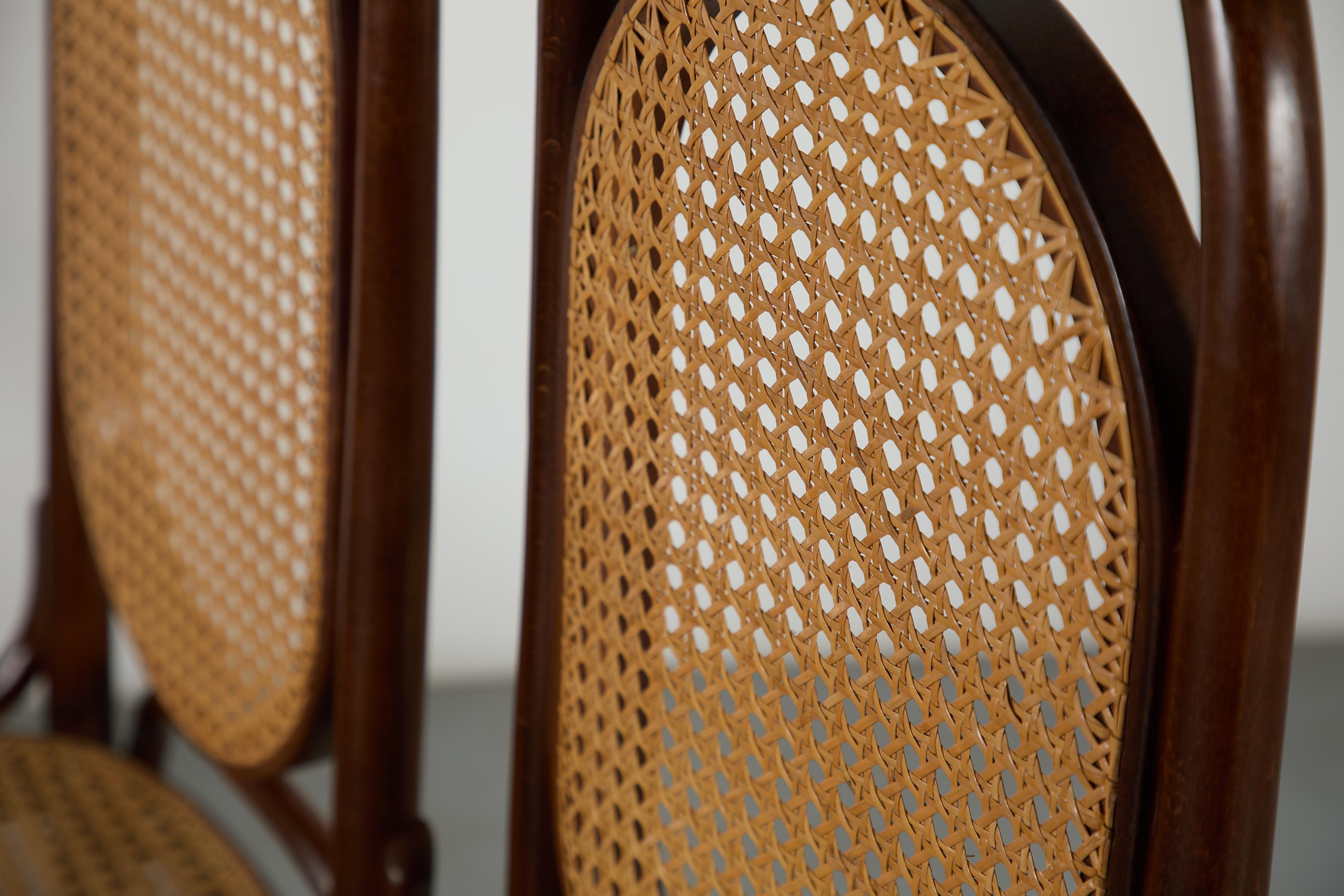 Set aus 4 Thonet Stühlen mit hoher Rückenlehne und Rohrsesseln (Frühes 20. Jahrhundert) im Angebot