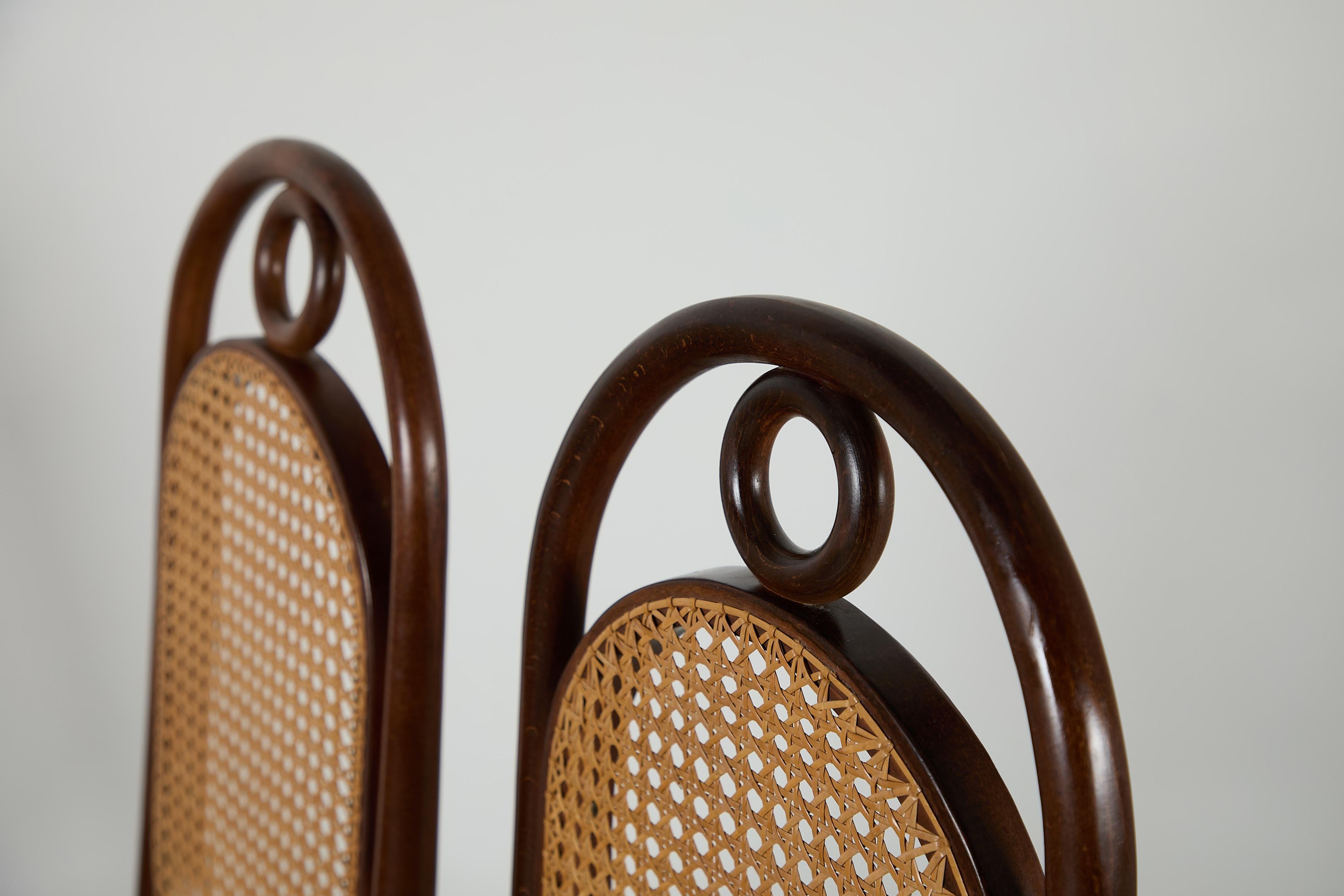 Set aus 4 Thonet Stühlen mit hoher Rückenlehne und Rohrsesseln (Gehstock) im Angebot