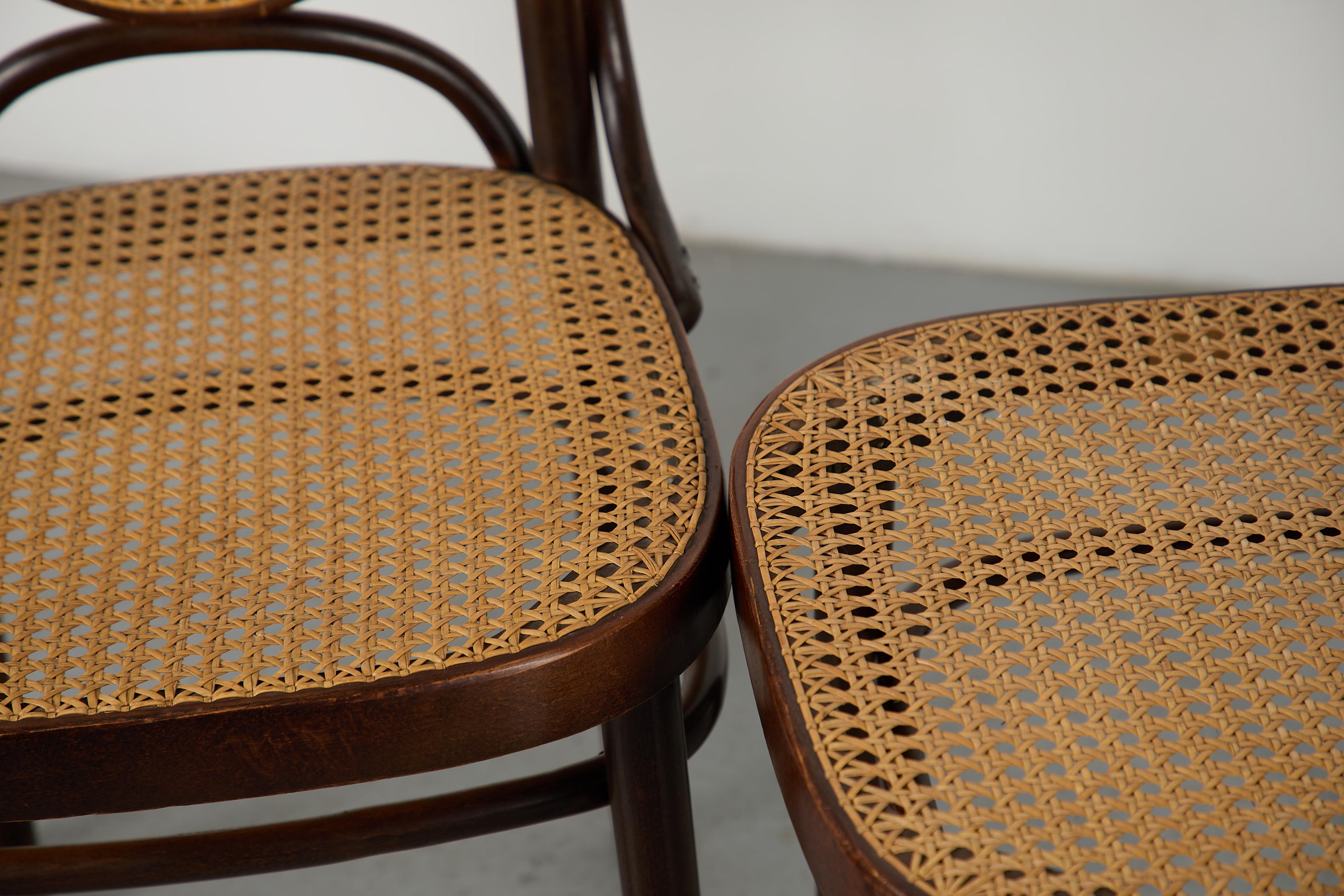 Set aus 4 Thonet Stühlen mit hoher Rückenlehne und Rohrsesseln im Angebot 1