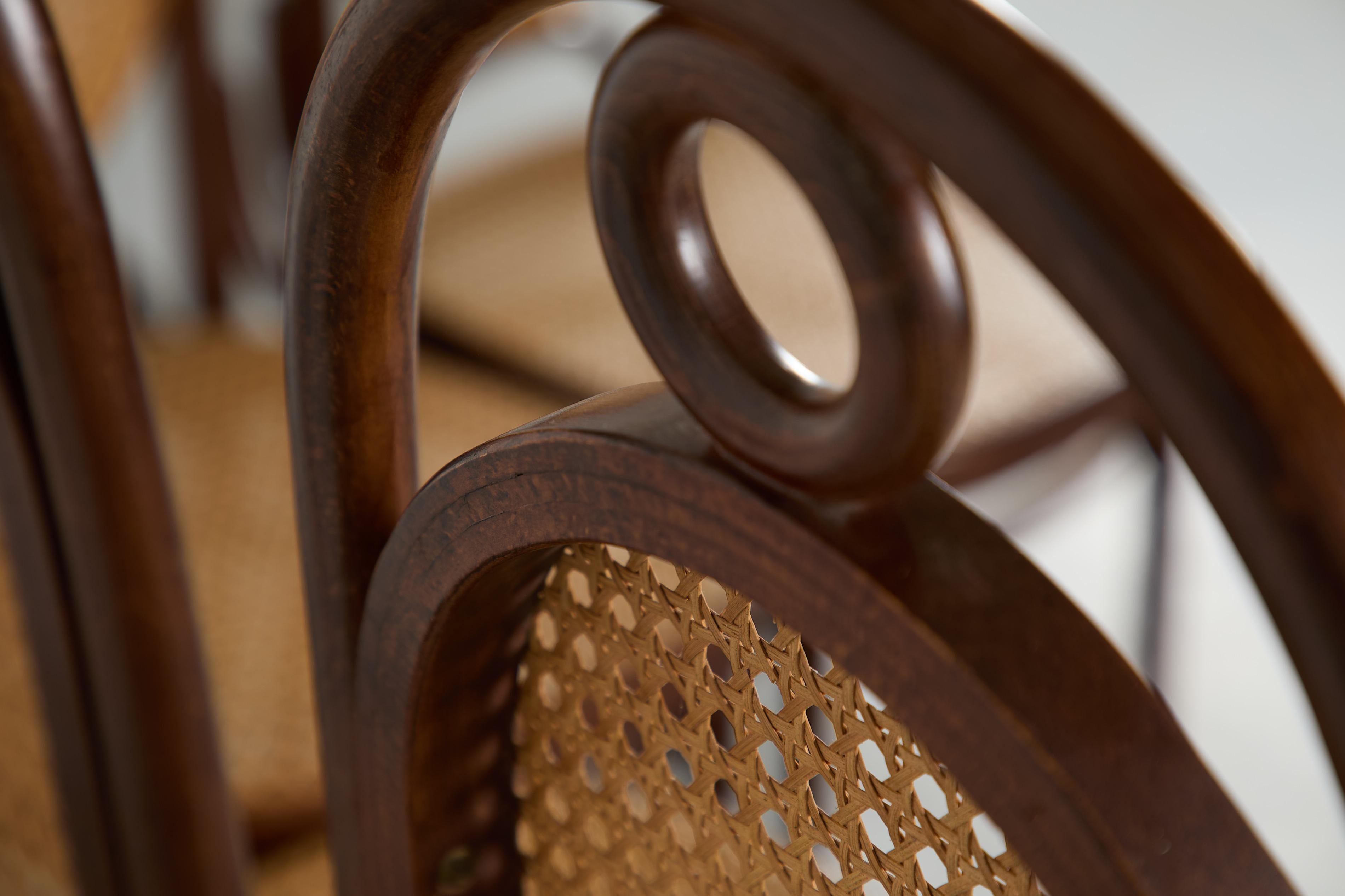 Set aus 4 Thonet Stühlen mit hoher Rückenlehne und Rohrsesseln im Angebot 2