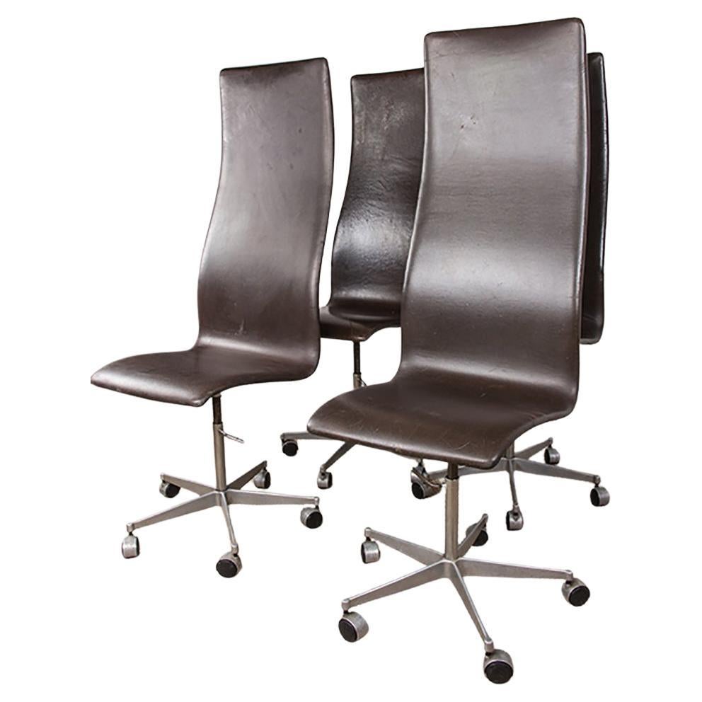 Set of 4 high-backed "Oxford" chairs in leather and aluminum, by Arne Jacobsen. For Sale