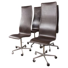 Used Set of 4 high-backed "Oxford" chairs in leather and aluminum, by Arne Jacobsen.