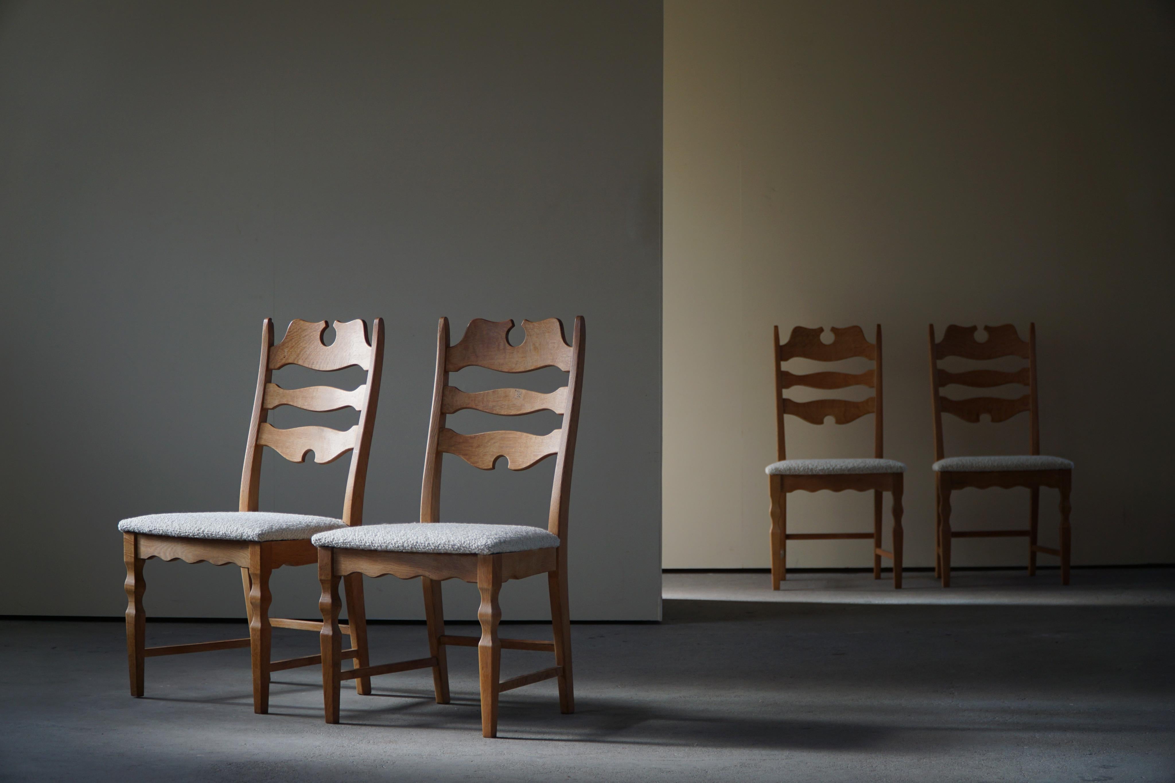 A sculptural classic set of 4 highback Razorblade dining chairs in light patinated oak, seats reupholstered in luxurious Bouclé, Storr 1501 (Eggshell) from BUTE fabric. Made by Henning (Henry) Kjærnulf for E.G. Møbler - circa 1960s. 

These modern