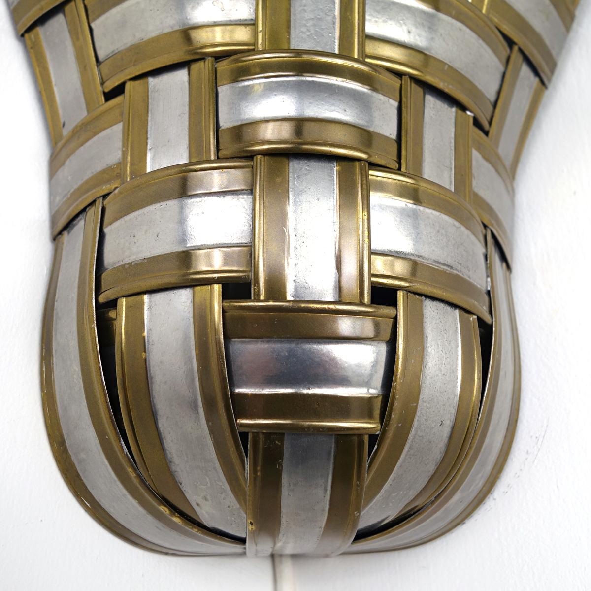 French Set of 4 Hollywood Regency Corner Sconces Made of Interwoven Aluminium and Brass For Sale