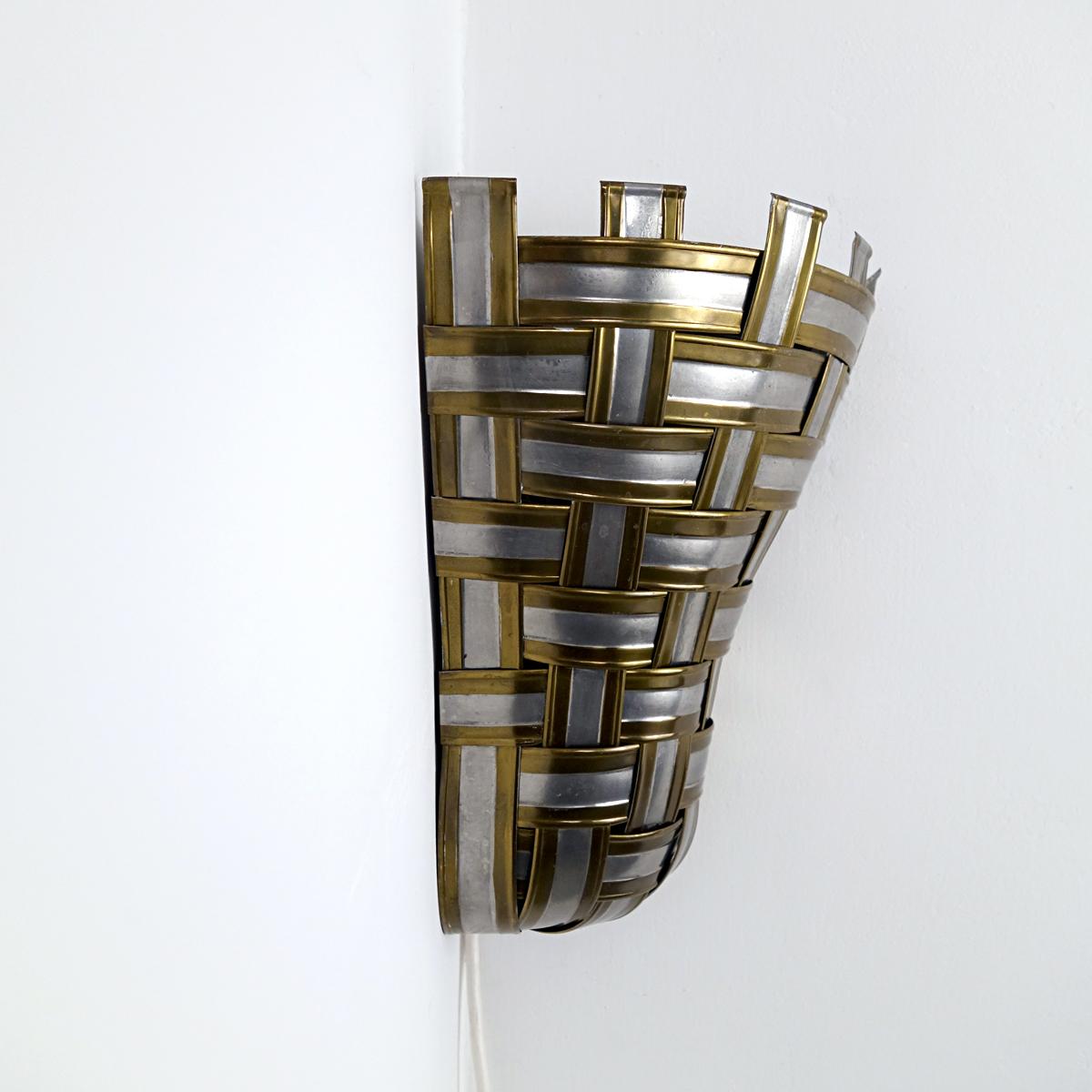 Mid-20th Century Set of 4 Hollywood Regency Corner Sconces Made of Interwoven Aluminium and Brass For Sale