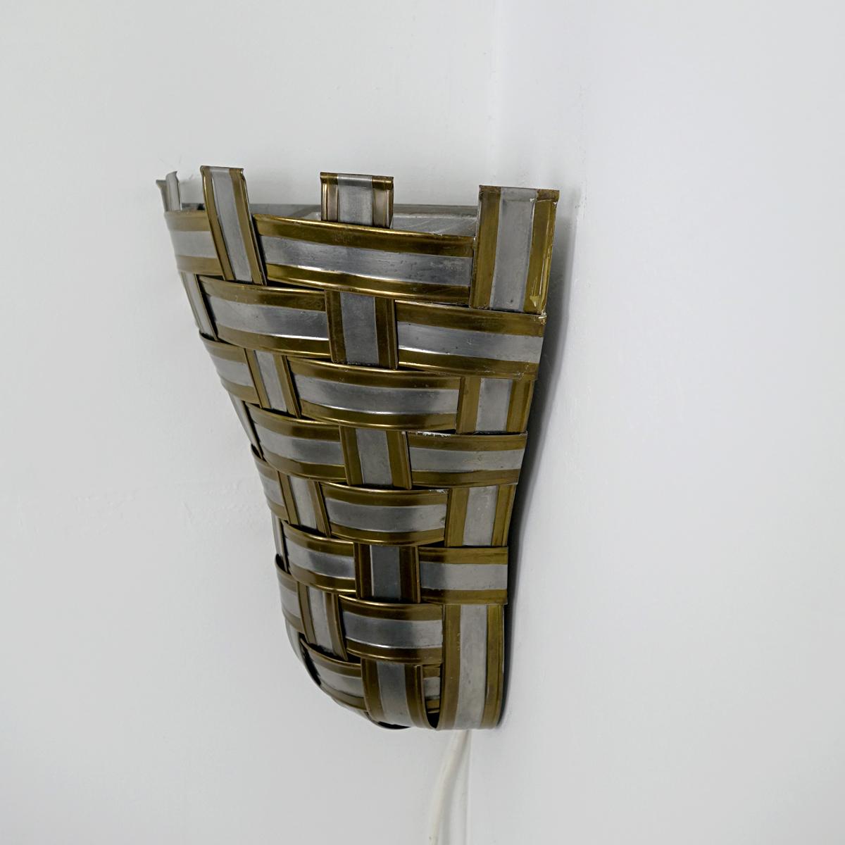 Aluminum Set of 4 Hollywood Regency Corner Sconces Made of Interwoven Aluminium and Brass For Sale