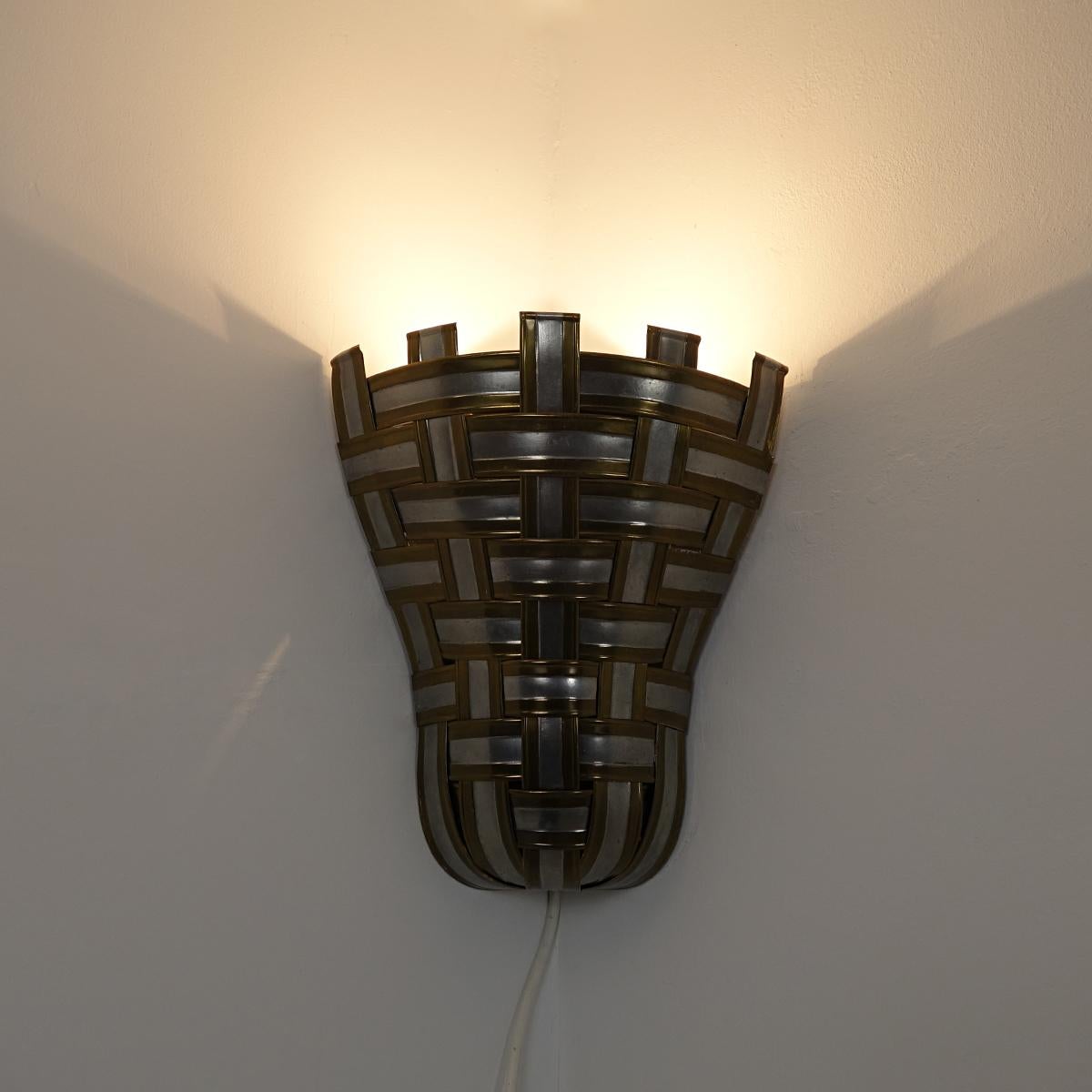 Set of 4 Hollywood Regency Corner Sconces Made of Interwoven Aluminium and Brass For Sale 1