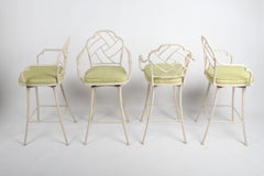 Satz von 4 drehbaren Barhockern aus lackiertem Aluminium und weißem Kunstbambus im Hollywood-Regency-Stil