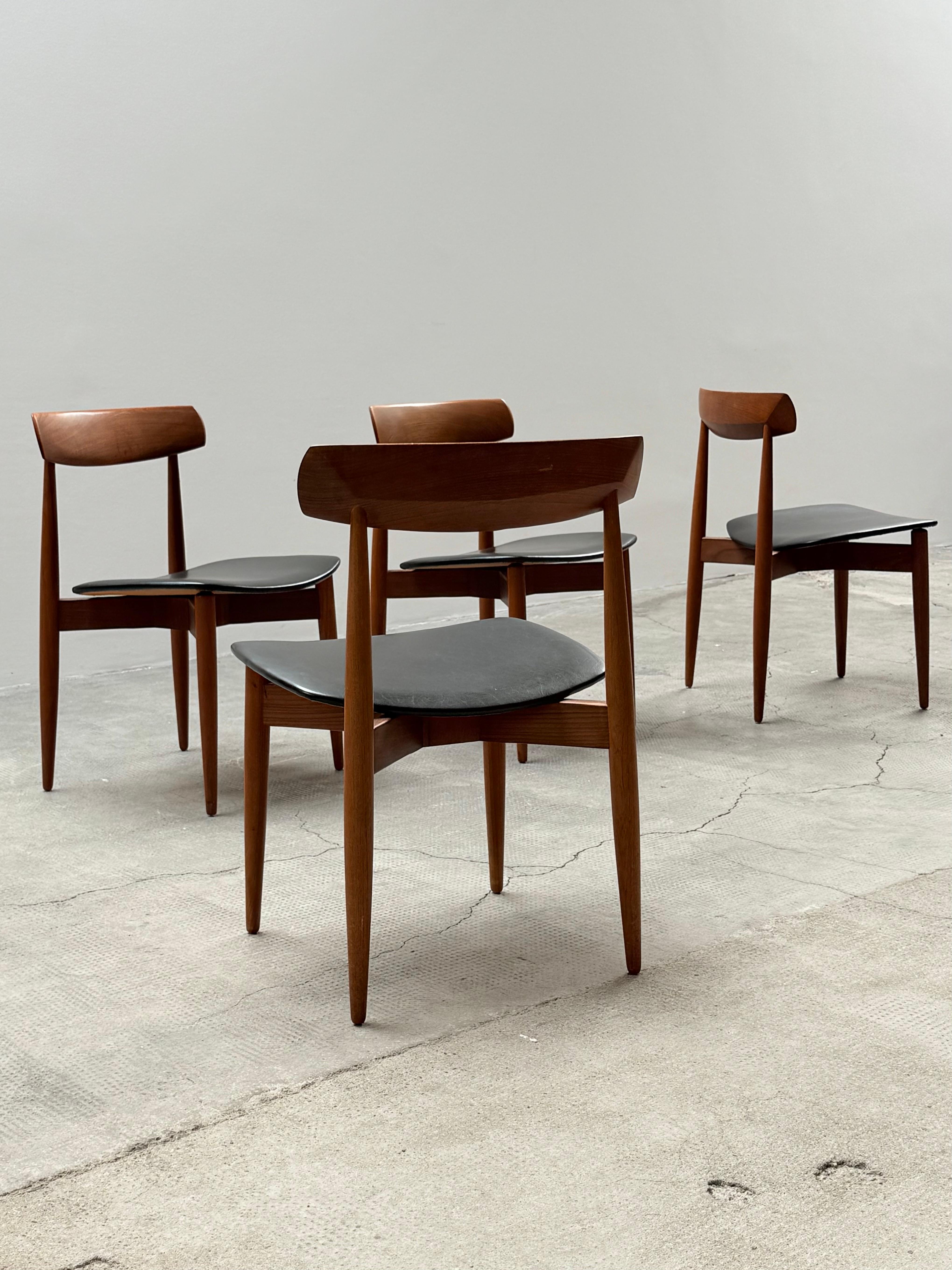 Absolutely fantastic designed and very rare set of four H.W. Klein for Bramin teak wood dining chairs with anthroposophically shaped backrests and skai leather seats in top original condition and a beautiful extendable dining table, Denmark 1960s.

