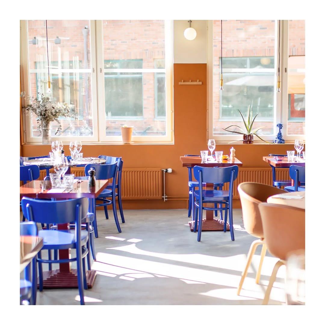 XXIe siècle et contemporain Ensemble emblématique de 4 chaises de salle à manger MZO bleu royal en bois de hêtre par Mazo Design en vente
