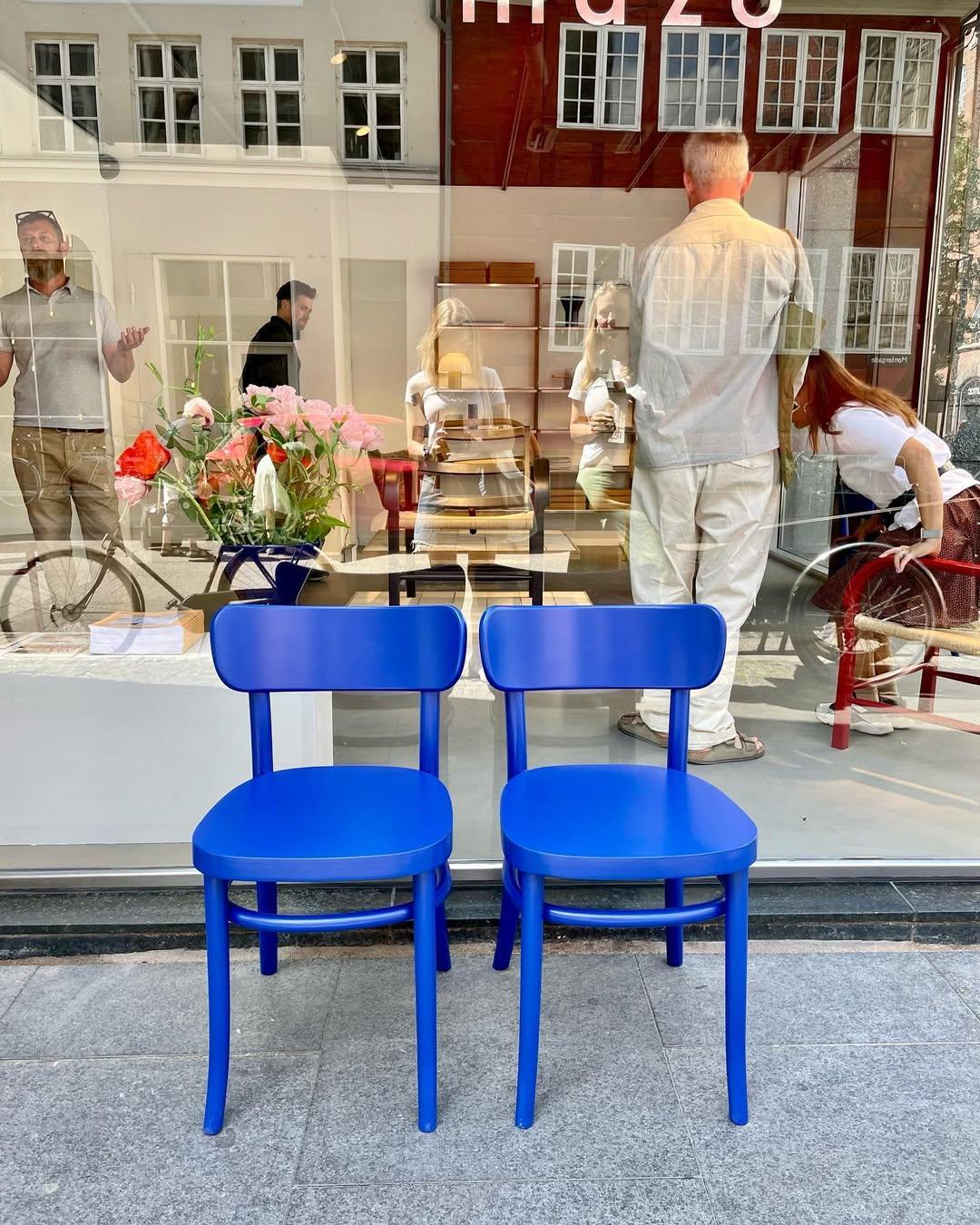 Autre Ensemble emblématique de 4 chaises de salle à manger MZO bleu royal en bois de hêtre par Mazo Design en vente