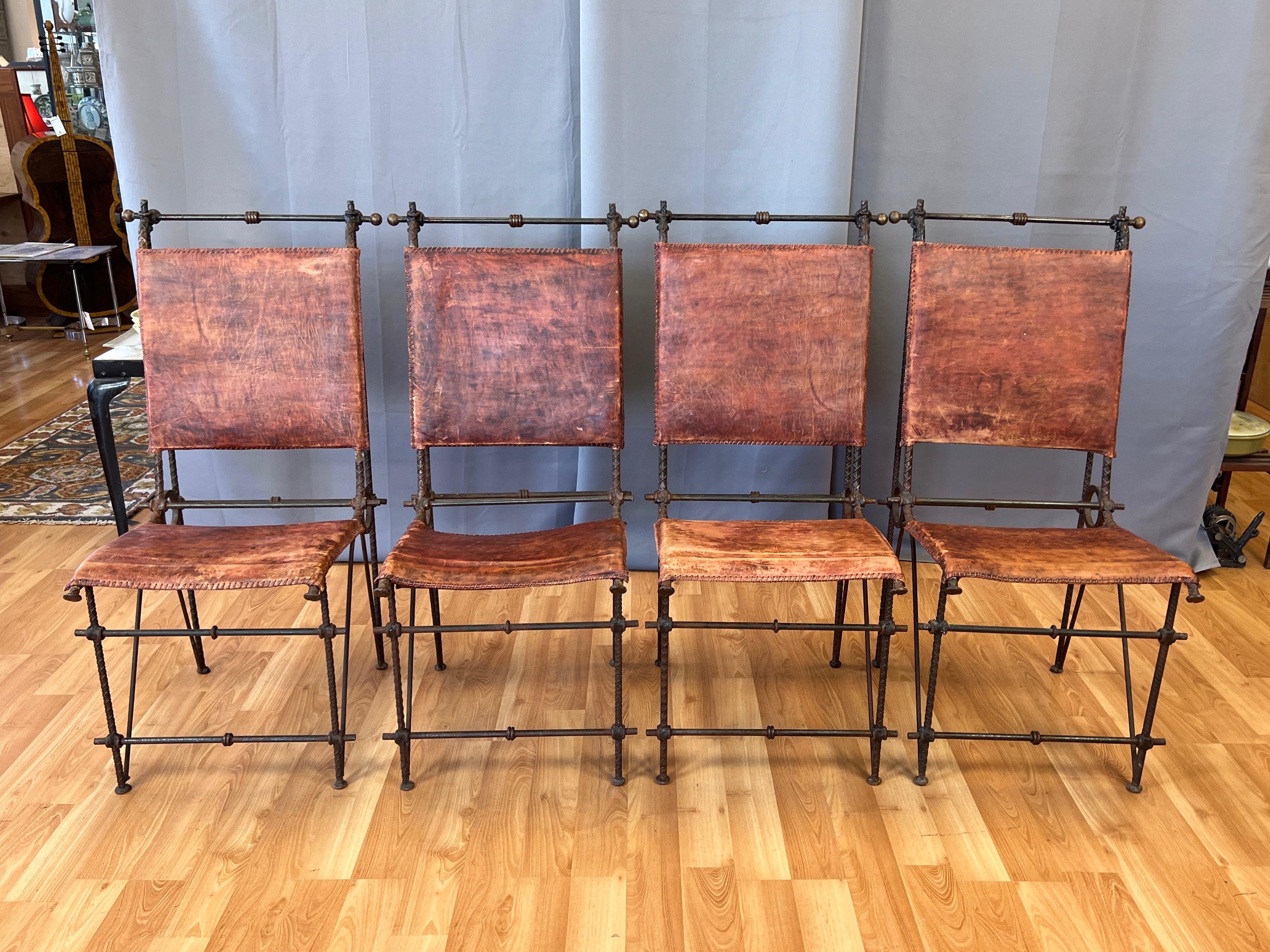 Brutalisme Ensemble de 4 chaises de salle à manger brutalistes en métal et cuir attribuées à Ilana Goor, 1980 en vente