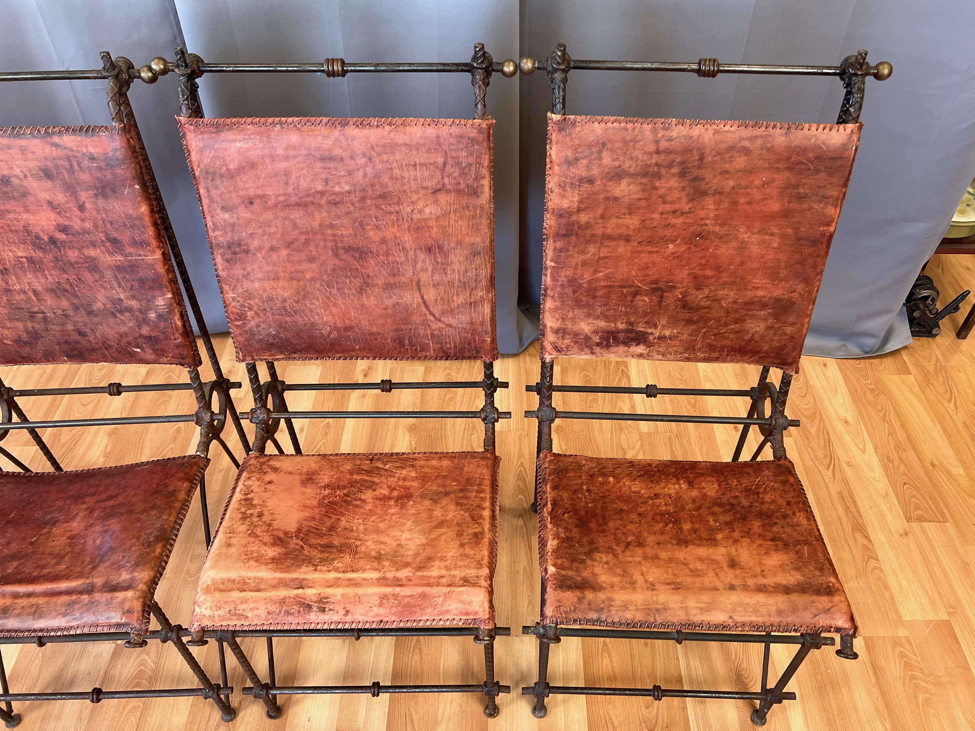 Laqué Ensemble de 4 chaises de salle à manger brutalistes en métal et cuir attribuées à Ilana Goor, 1980 en vente