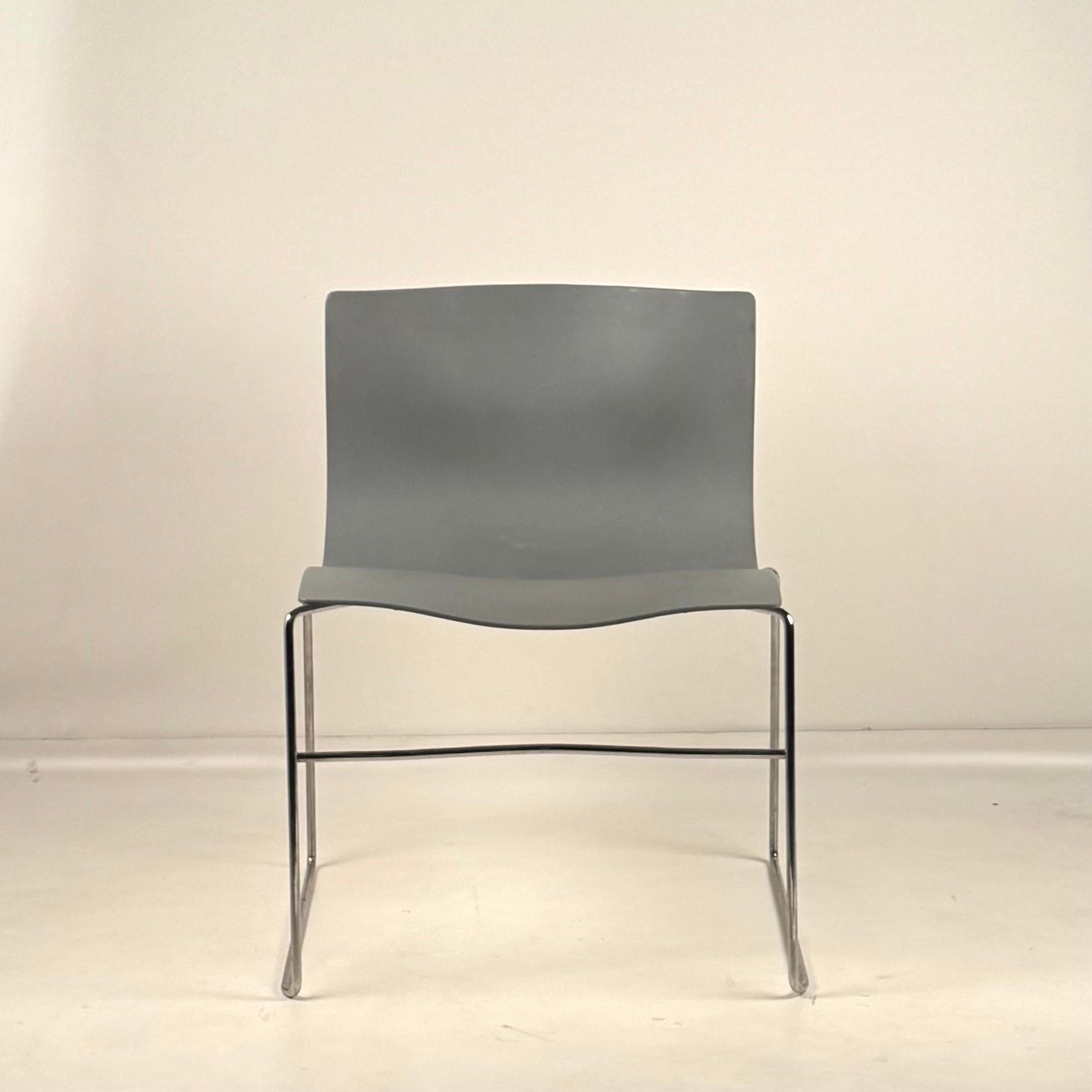 Set di 4 sedie impilabili 'Handkerchief' disegnate da Massimo and Lella Vignelli per Knoll International. Questo set è stato prodotto nel 1991 e conserva le etichette originali.

Massimo e Lella Vignelli hanno studiato entrambi architettura prima di
