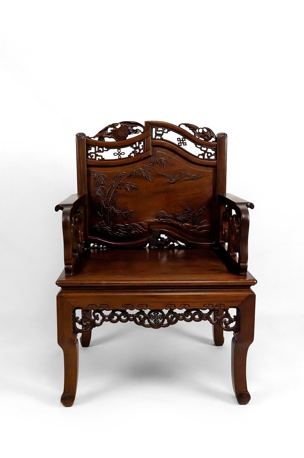 Superbe ensemble de 4 importants fauteuils asiatiques en bois d'acajou chinois sculpté (toona sinensis).

Sculptée de motifs végétaux et animaux : 3 chauves-souris sculptées (symboles de bonne fortune, de bonheur et de longévité), au centre de
