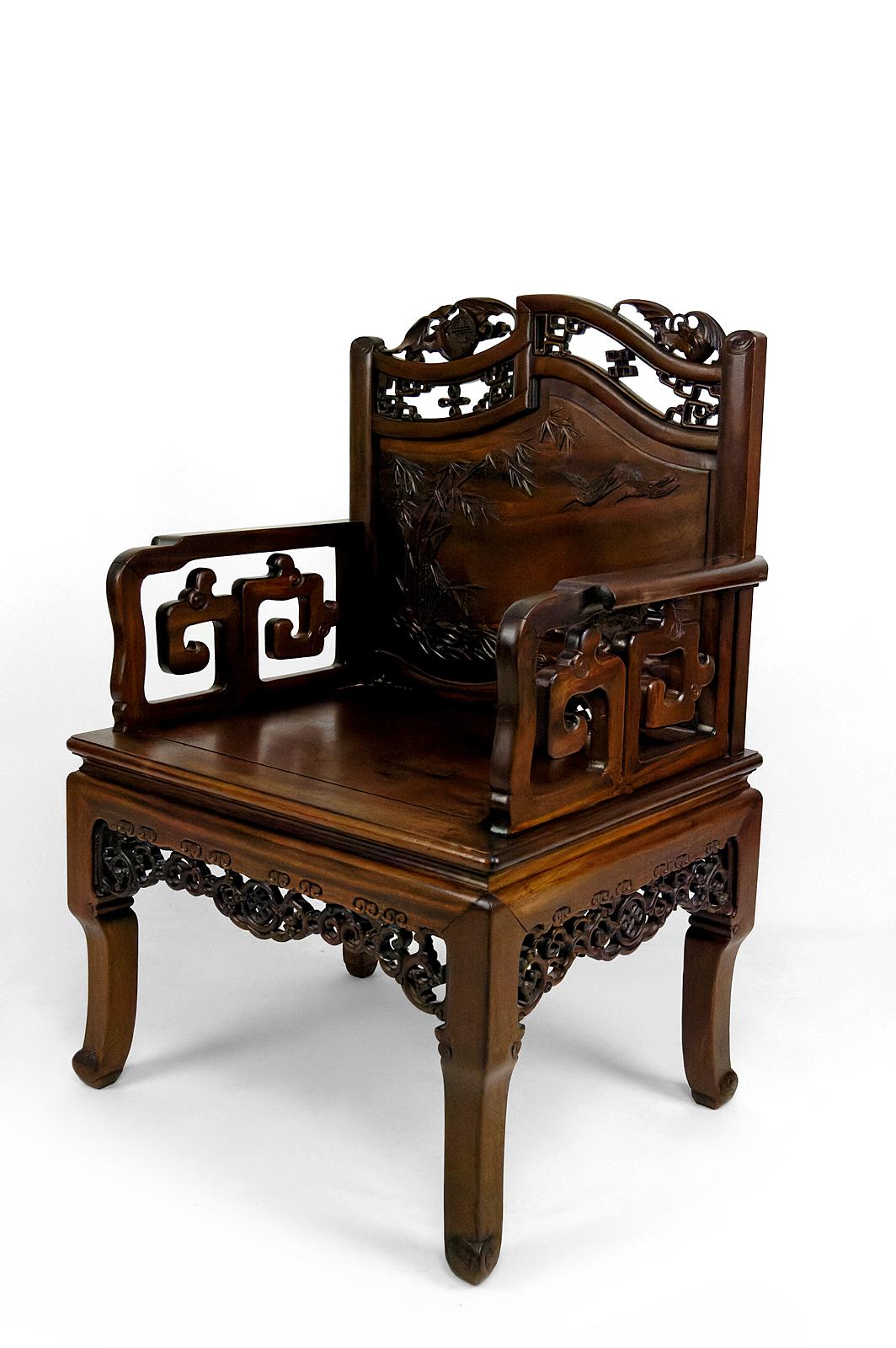 Japonisme Ensemble de 4 importants fauteuils asiatiques avec chauves-souris et grues, Indochine, Circa 1880 en vente
