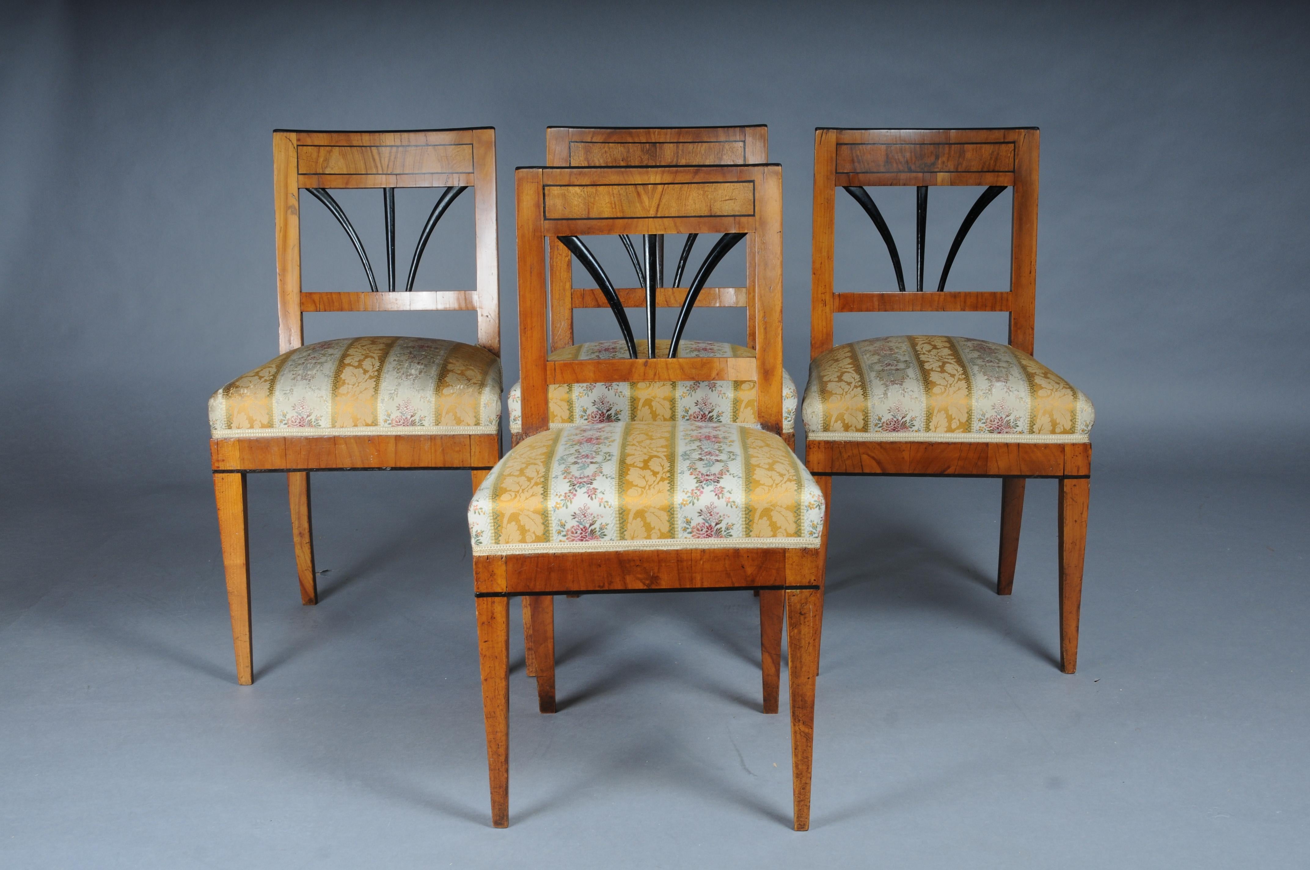 Satz von 4 eindrucksvollen Biedermeier Stühlen aus Kirschholz und ebonisiert um 1840

Massivholz mit Kirschbaumfurnier. Ebonisierte Rückenlehne mit Sprossen in der Mitte. Klassische Sitzpolsterung mit hochwertigem Stoffbezug.
Süddeutschland um
