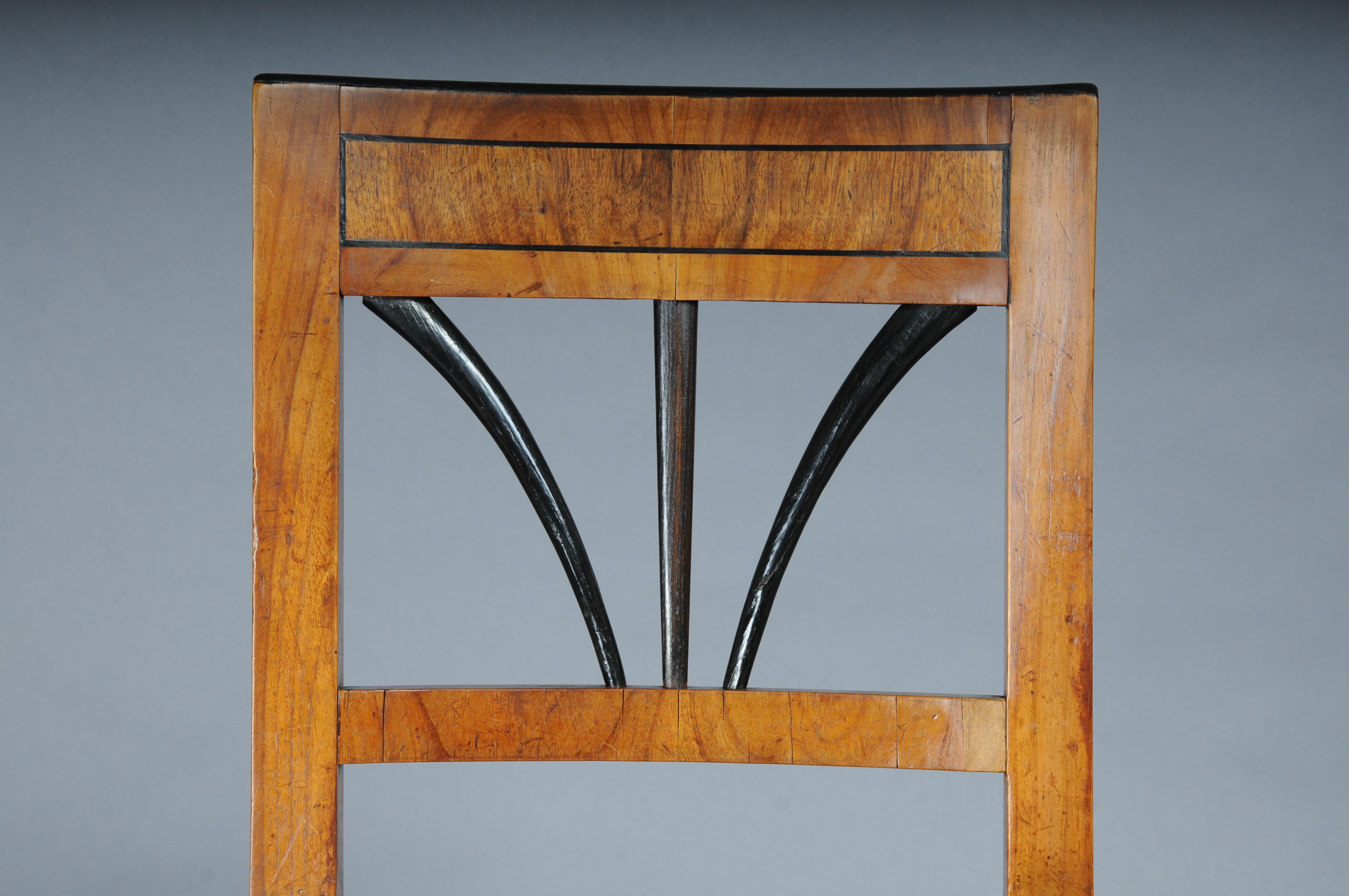 Satz von 4 beeindruckenden Biedermeier-Stühlen aus Kirschbaumholz und ebonisiert um 1 (Polster) im Angebot