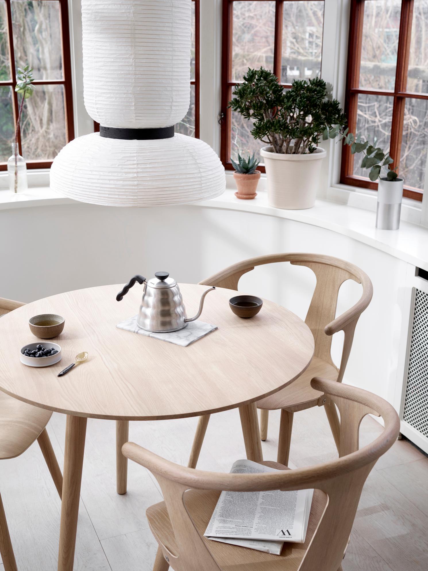 Inspiriert vom skandinavischen Erbe des Designs und des Möbelhandwerks, ist In Between das Ergebnis von Sami Kallios soliden Kenntnissen traditioneller Holzbearbeitungstechniken und seinem Auge für raffinierte Details.
Es begann mit einem einzigen