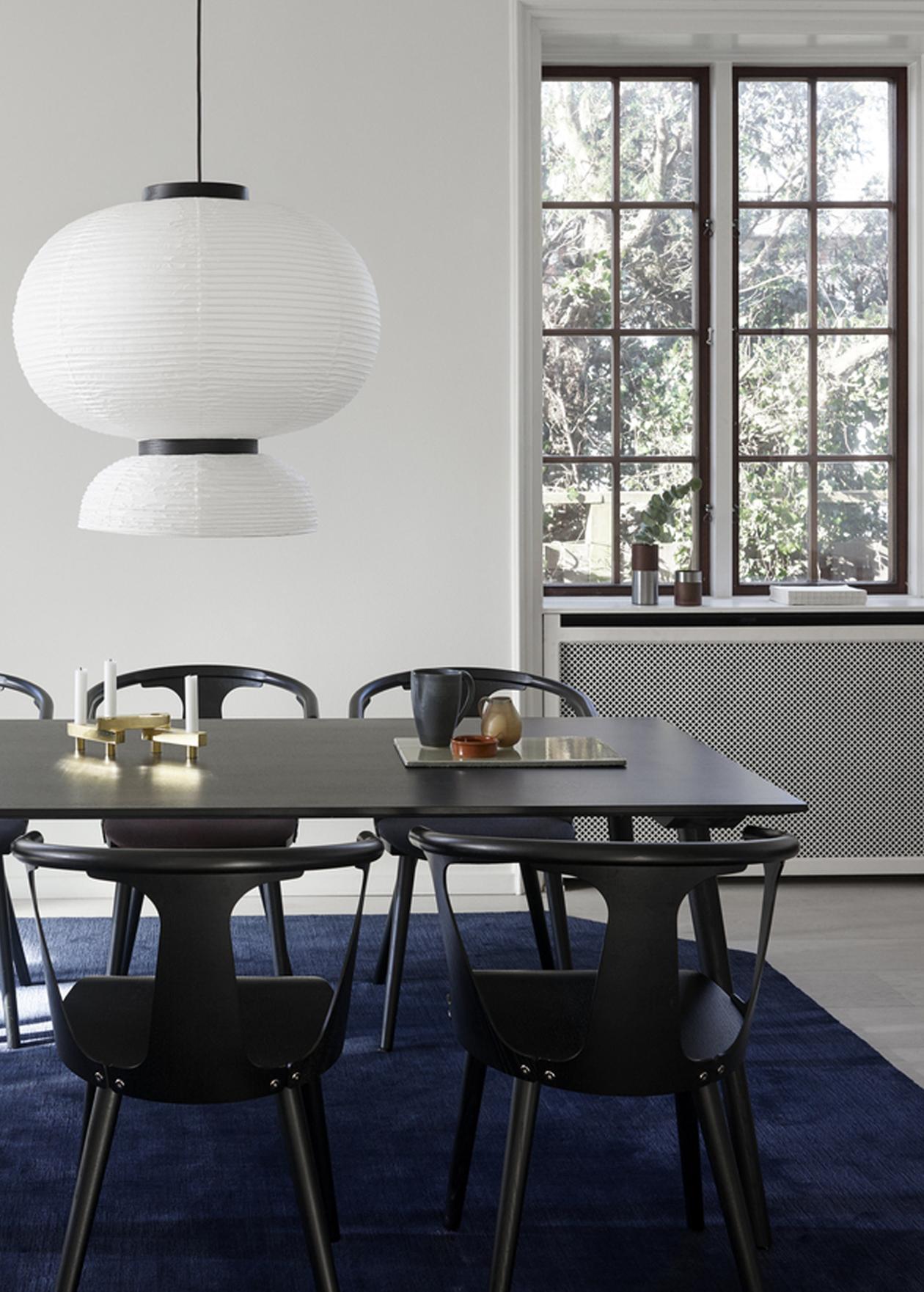 Inspiré par l'héritage scandinave du design et de l'artisanat d'ameublement, In Between est le résultat des solides connaissances de Sami Kallio en matière de techniques traditionnelles de travail du bois et de son sens du détail ingénieux.
Elle a