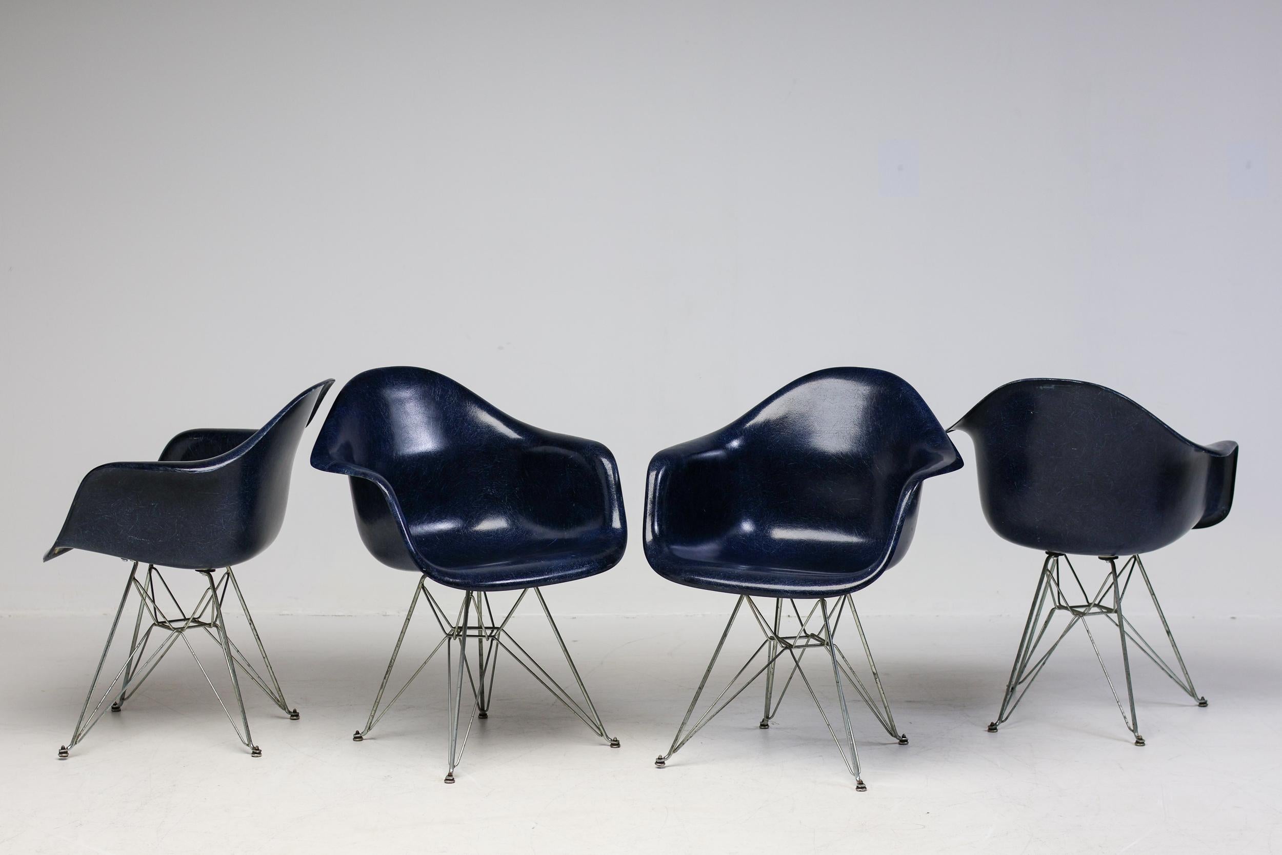 Set of 4 Indigo Herman Miller Eames Fiberglass DAR Chairs, Zinc Eiffel Base 5