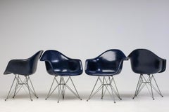 Satz von 4 Indigo Herman Miller Eames DAR-Stühlen aus Fiberglas, Zink Eiffel-Sockel, Indigo