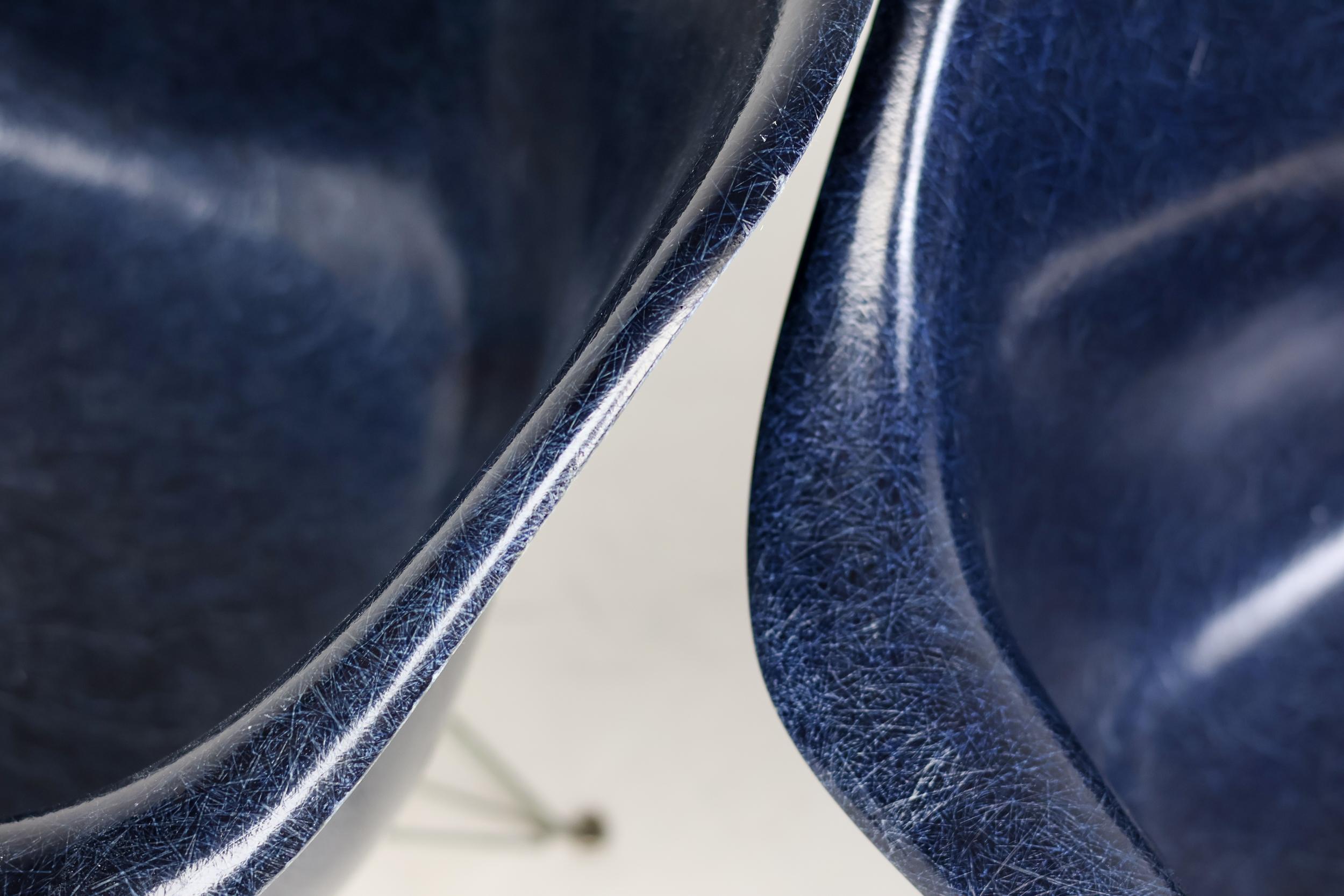 Set of 4 Indigo Herman Miller Eames Fiberglass DAR Chairs, Zinc Eiffel Base In Fair Condition In Dronten, NL