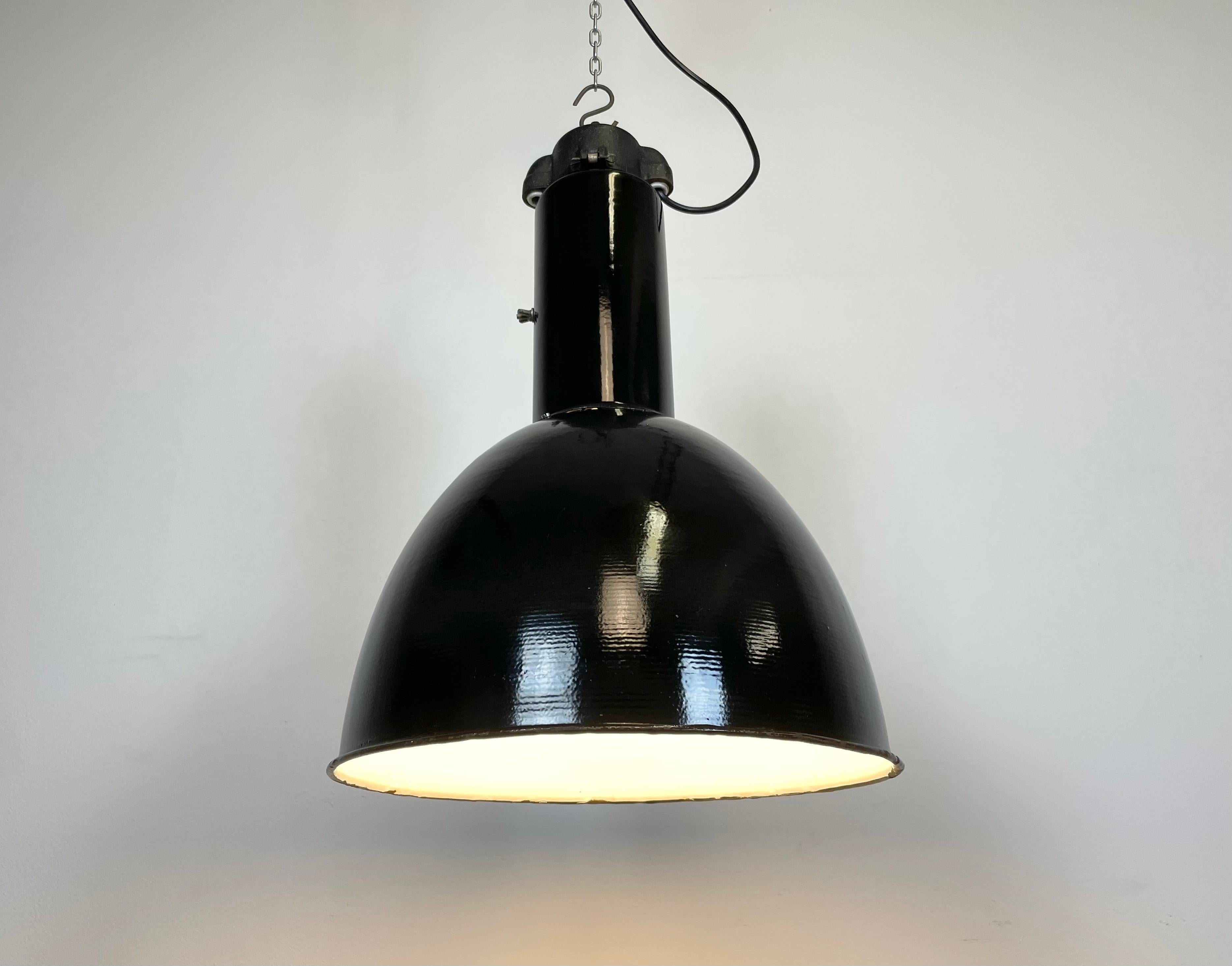 Set of 4 Industrial Bauhaus Black Enamel Pendant Lamps, 1960s For Sale 4