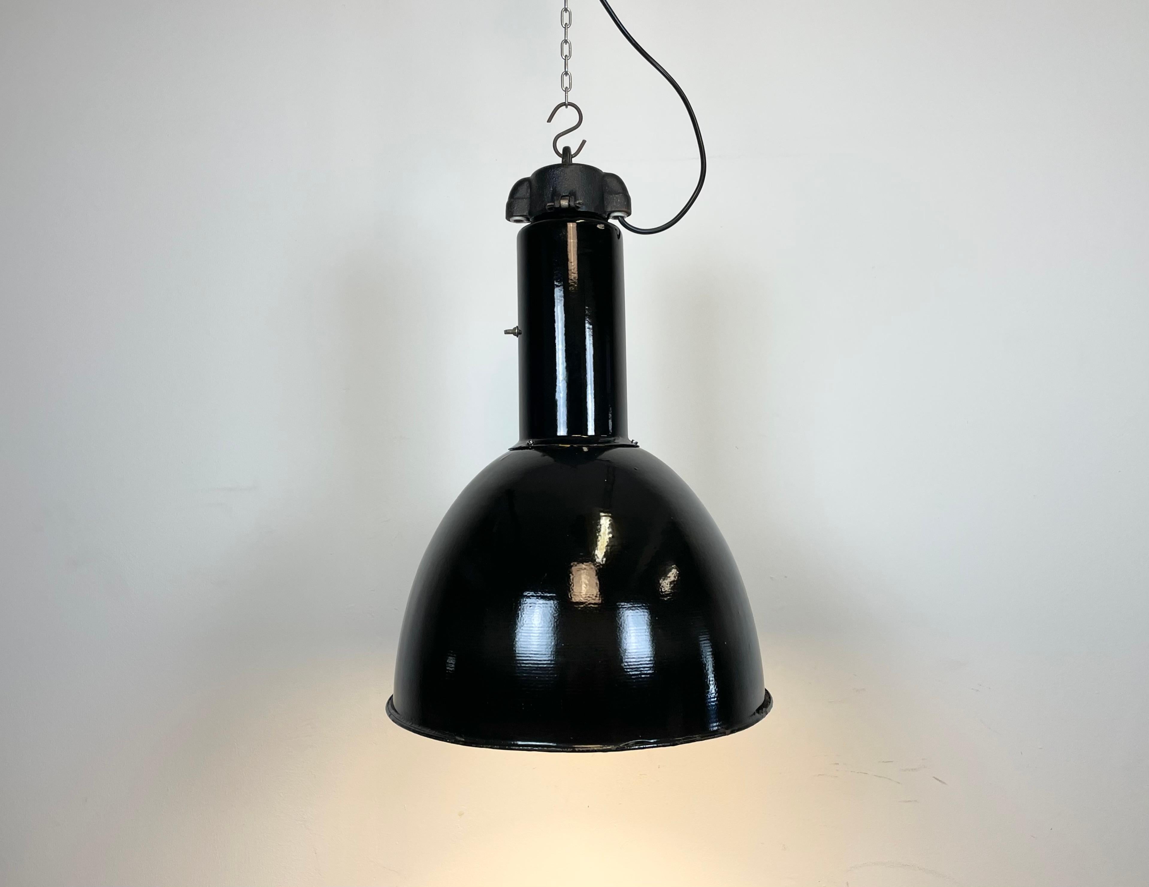 Set of 4 Industrial Bauhaus Black Enamel Pendant Lamps, 1960s For Sale 5