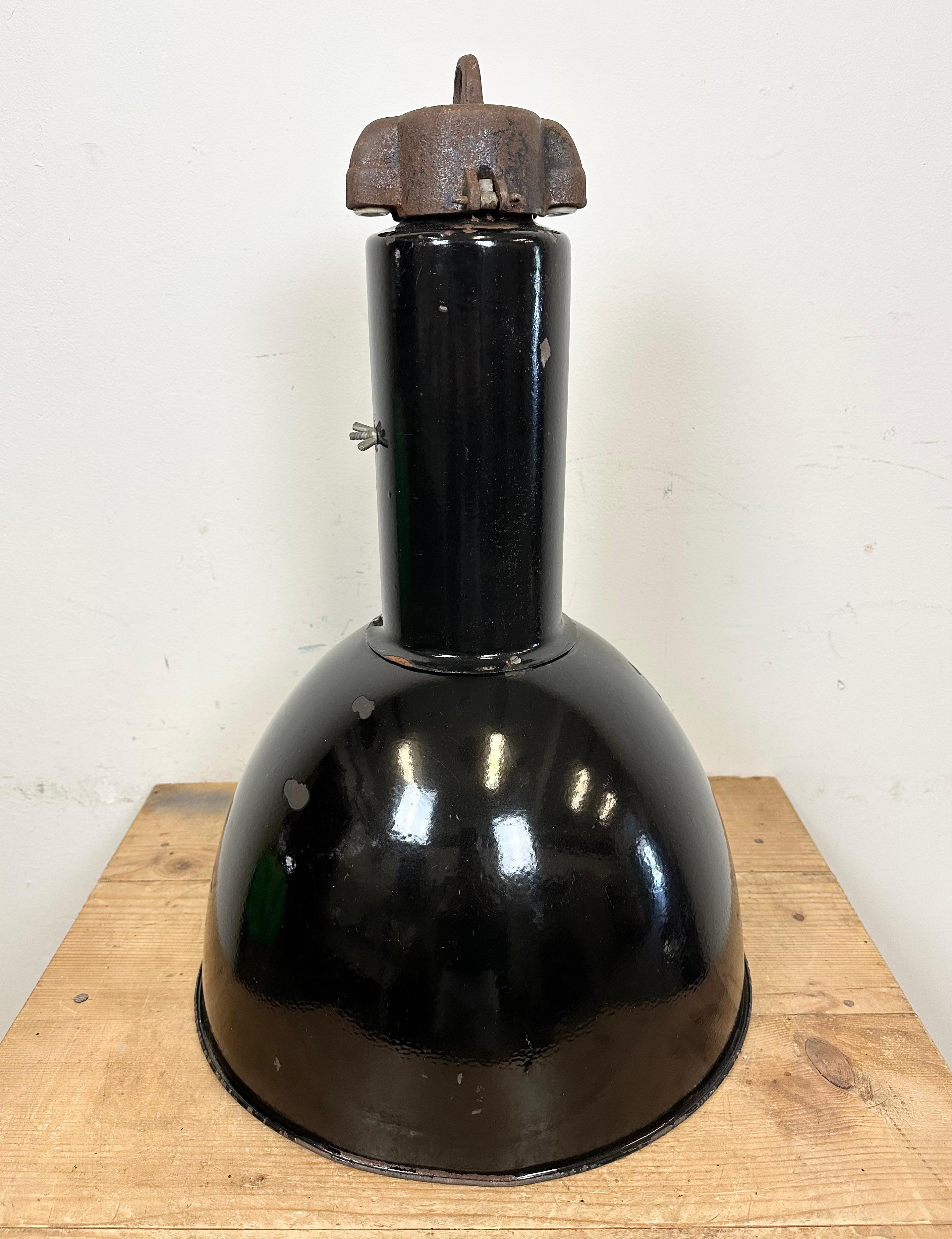 Set di 4 lampade a sospensione industriali Bauhaus con smalto nero, anni '50 in vendita 3