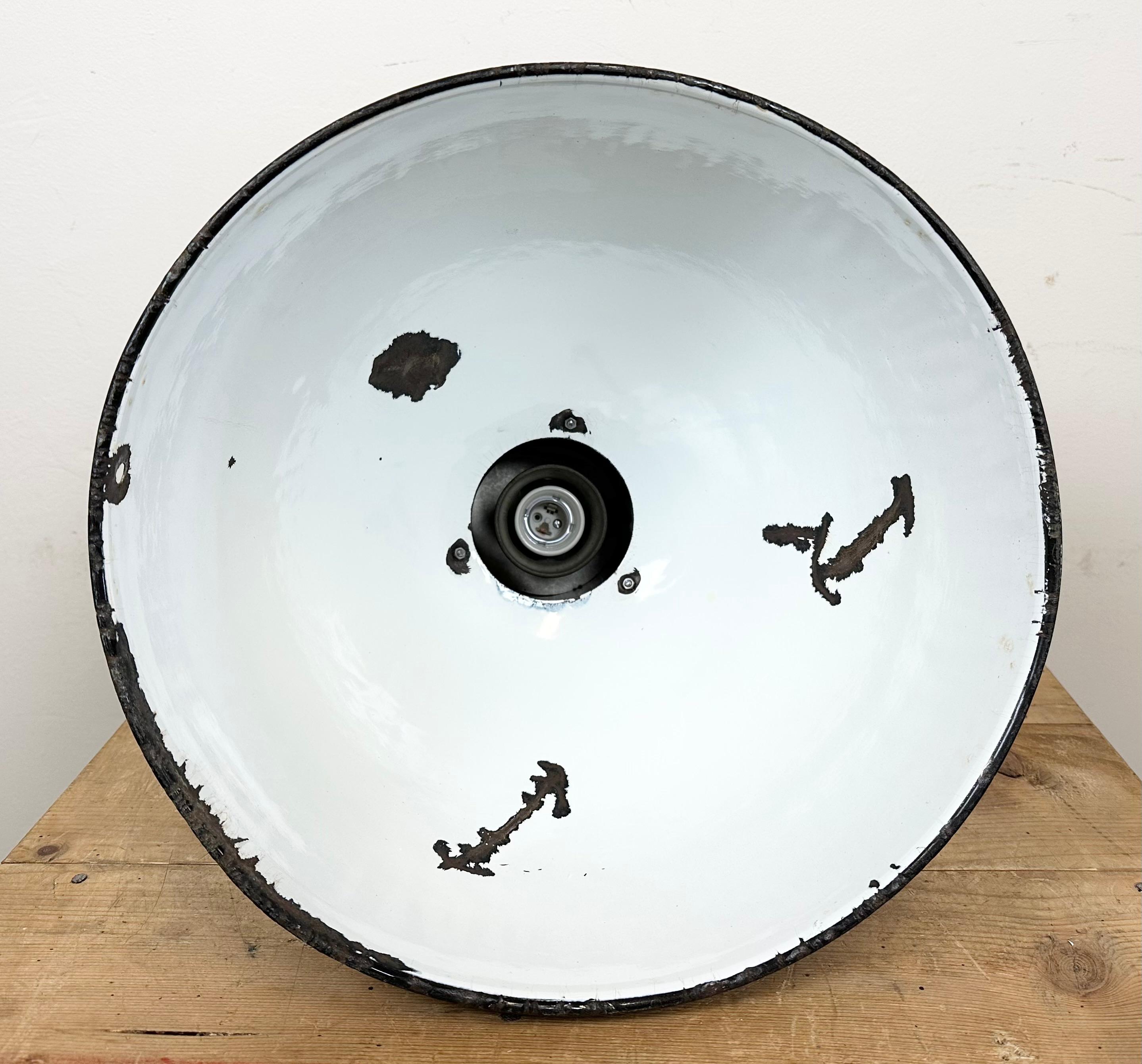 Set di 4 lampade a sospensione industriali Bauhaus con smalto nero, anni '50 in vendita 12