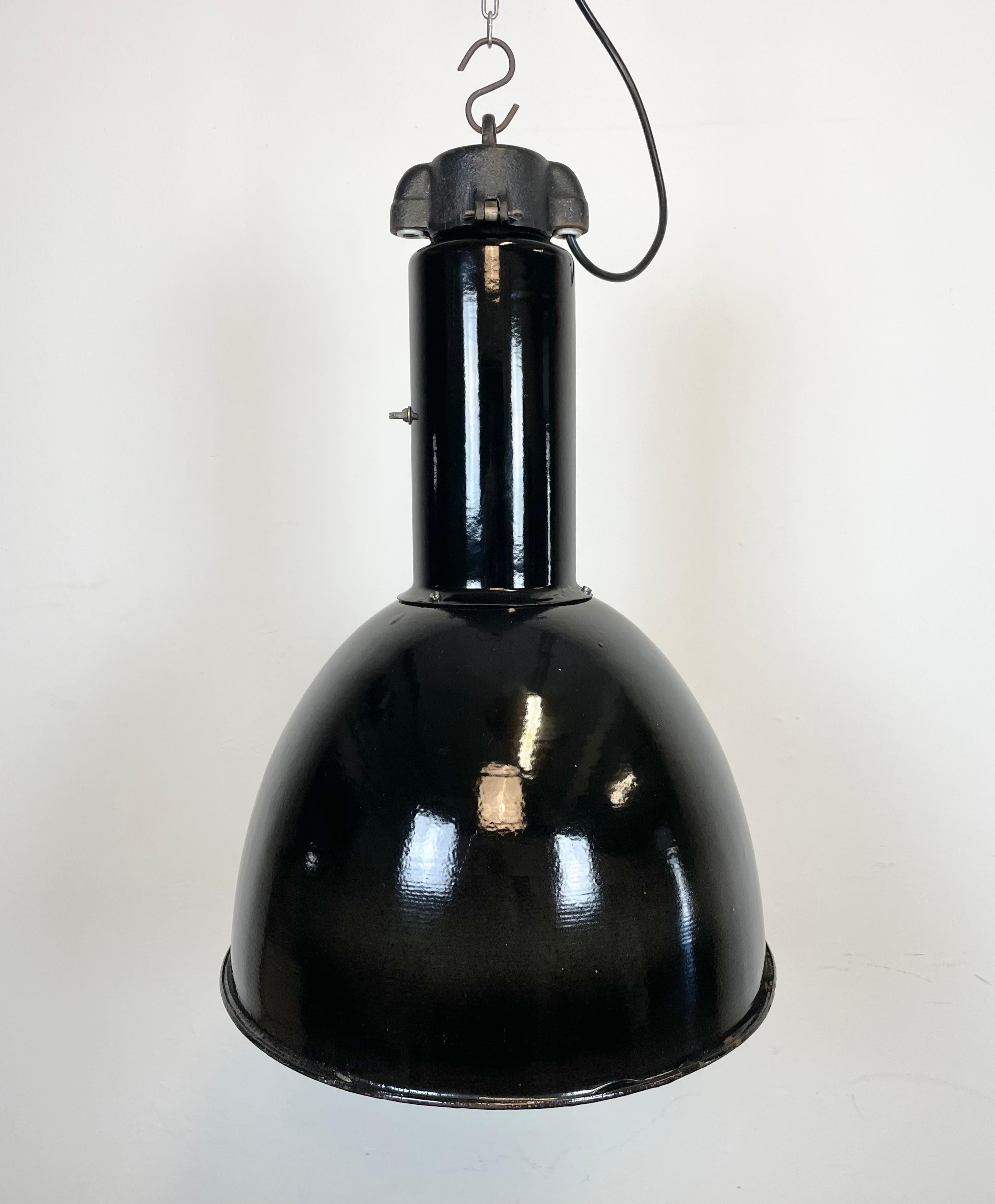 Set of 4 Industrial Bauhaus Black Enamel Pendant Lamps, 1960s In Good Condition For Sale In Kojetice, CZ
