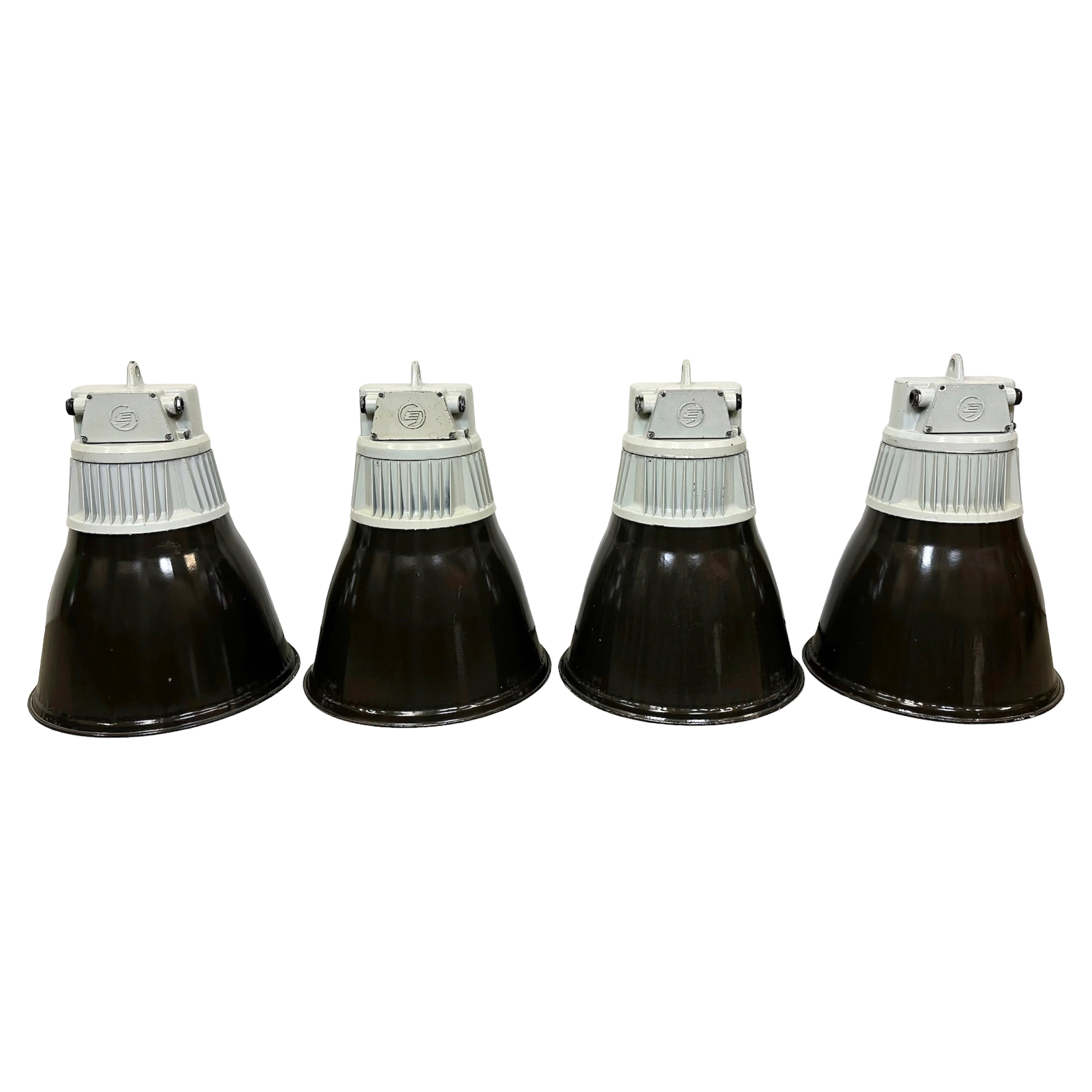 Ensemble de 4 pièces industrielles  Lampes pendantes en émail noir d'Elektrosvit, 1970