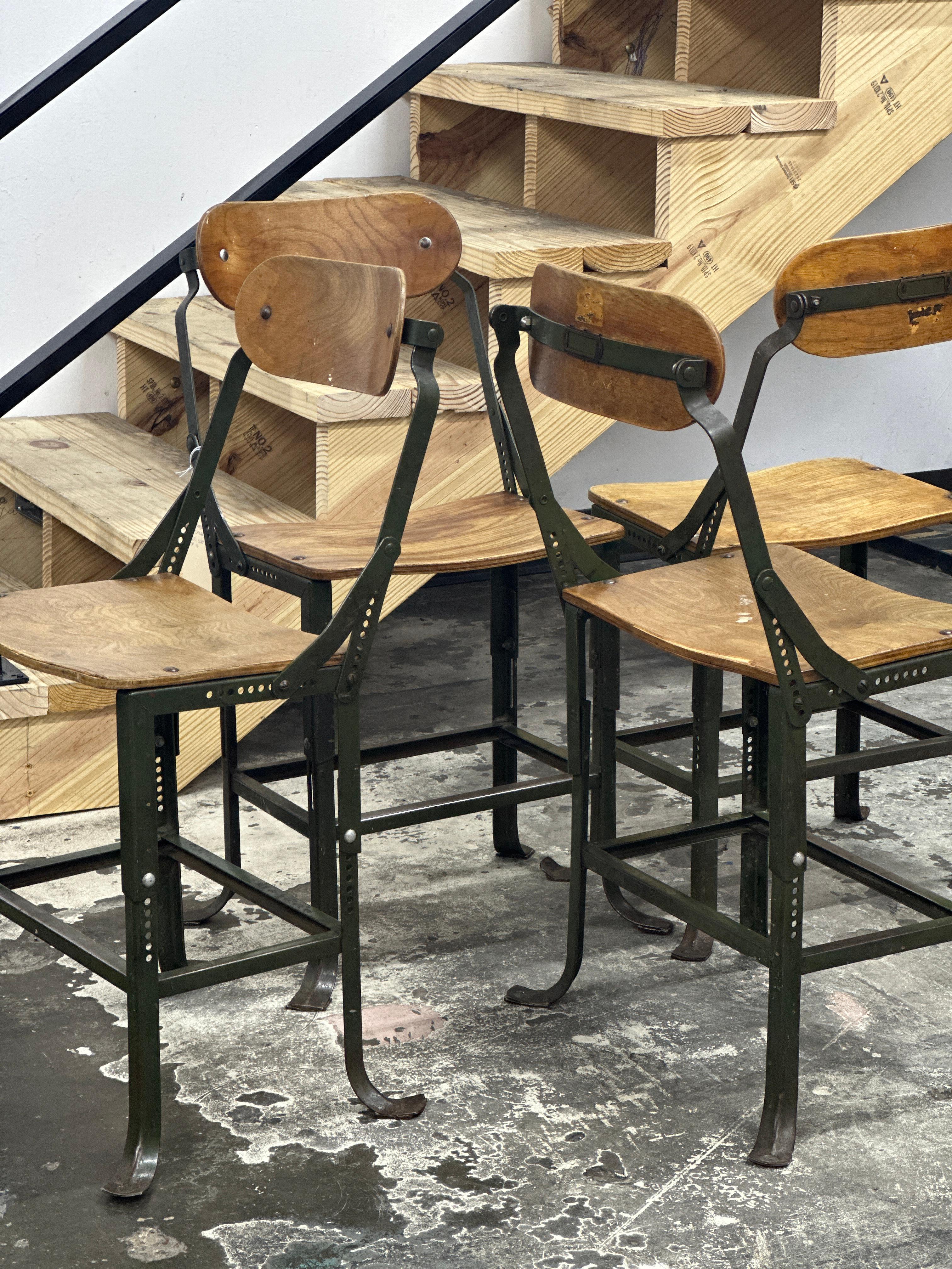 Ensemble de 4 chaises industrielles réglables de la société DoMore Chair en bois de bouleau d'origine et émail cuit sur acier. Les cadres métalliques de la hauteur et du dossier sont réglables. La hauteur du siège est réglable. Les labels d'origine