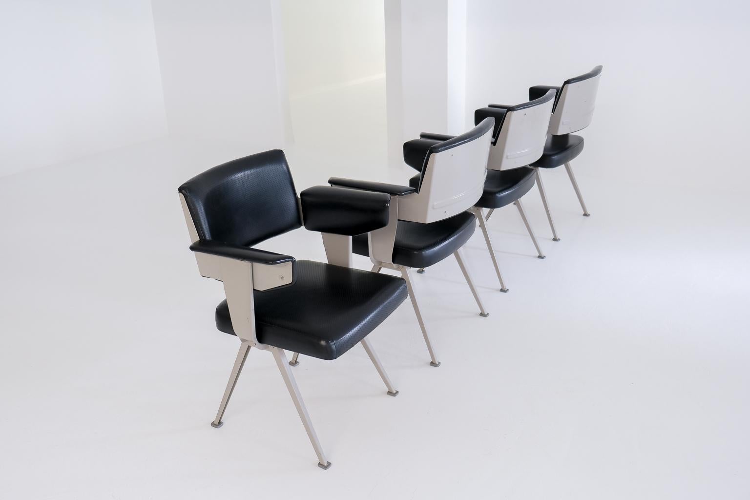 Satz von 4 industriellen Resort-Stühlen von Friso Kramer für Ahrend de Cirkel, 1960er Jahre im Angebot 9