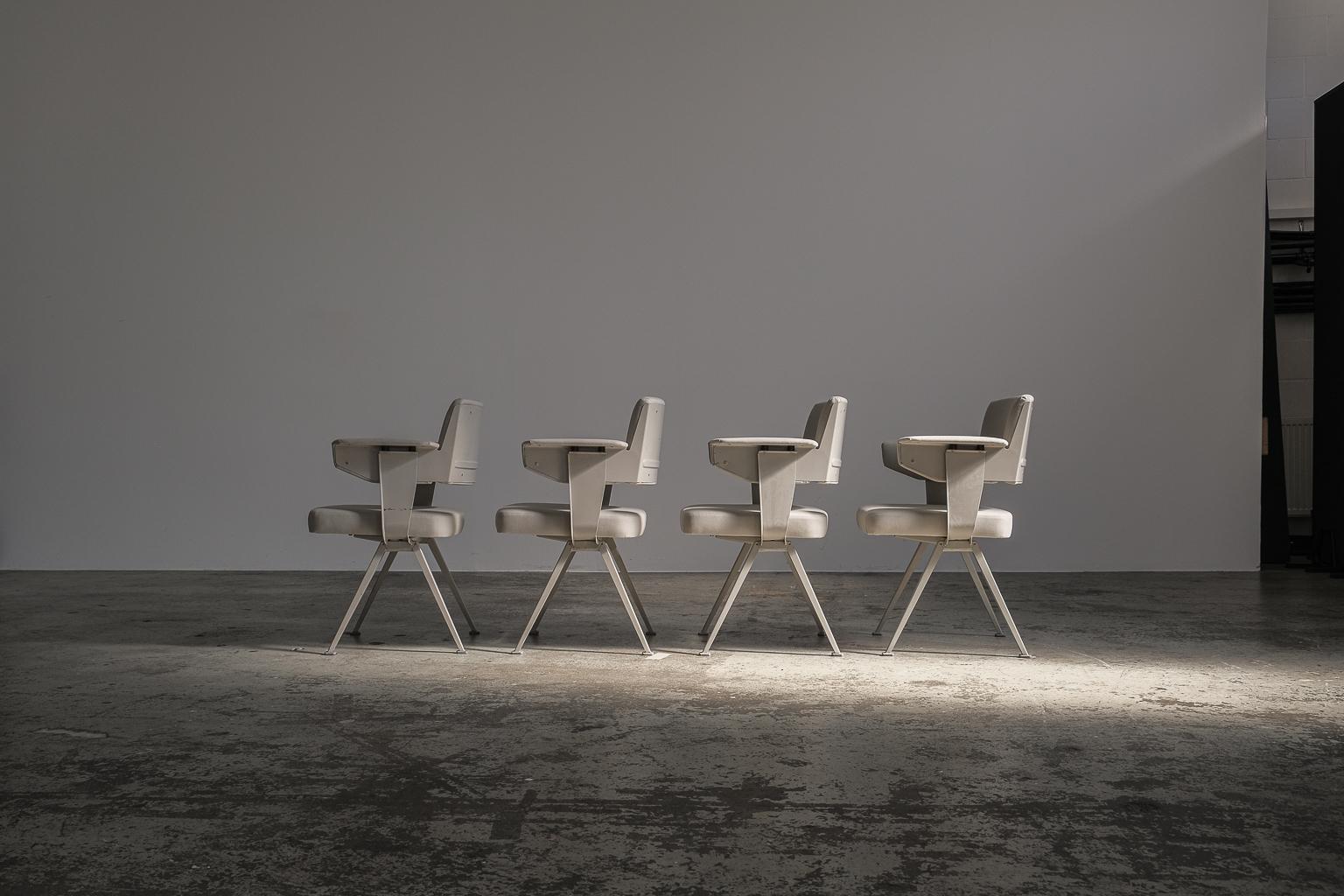 l'ufficio confortevole.

Il designer olandese Friso Kramer ha presentato un'impressionante gamma di mobili moderni negli anni '50. Forse conoscerai le serie 