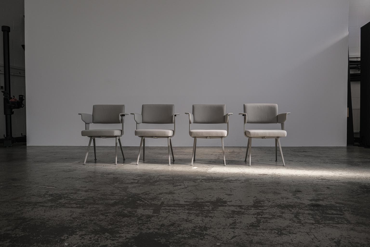 Olandese Set di 4 sedie Resort industriali di Friso Kramer per Ahrend de Cirkel, anni '60 in vendita