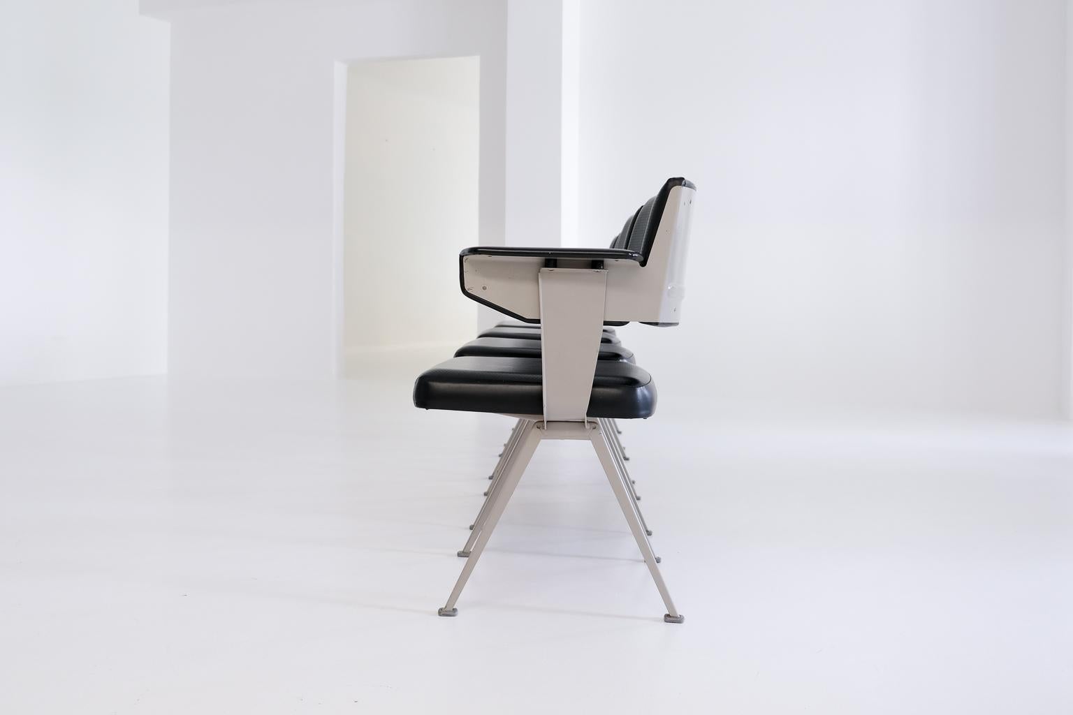 Satz von 4 industriellen Resort-Stühlen von Friso Kramer für Ahrend de Cirkel, 1960er Jahre (Metall) im Angebot