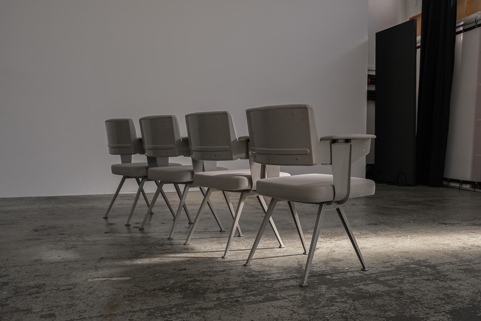 Metallo Set di 4 sedie Resort industriali di Friso Kramer per Ahrend de Cirkel, anni '60 in vendita